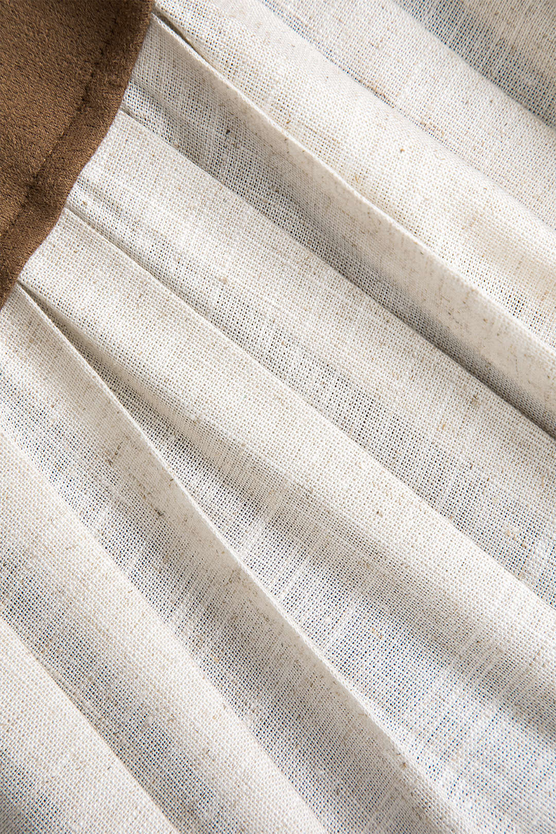 חצאית קפלים עם כפתורי פשתן 