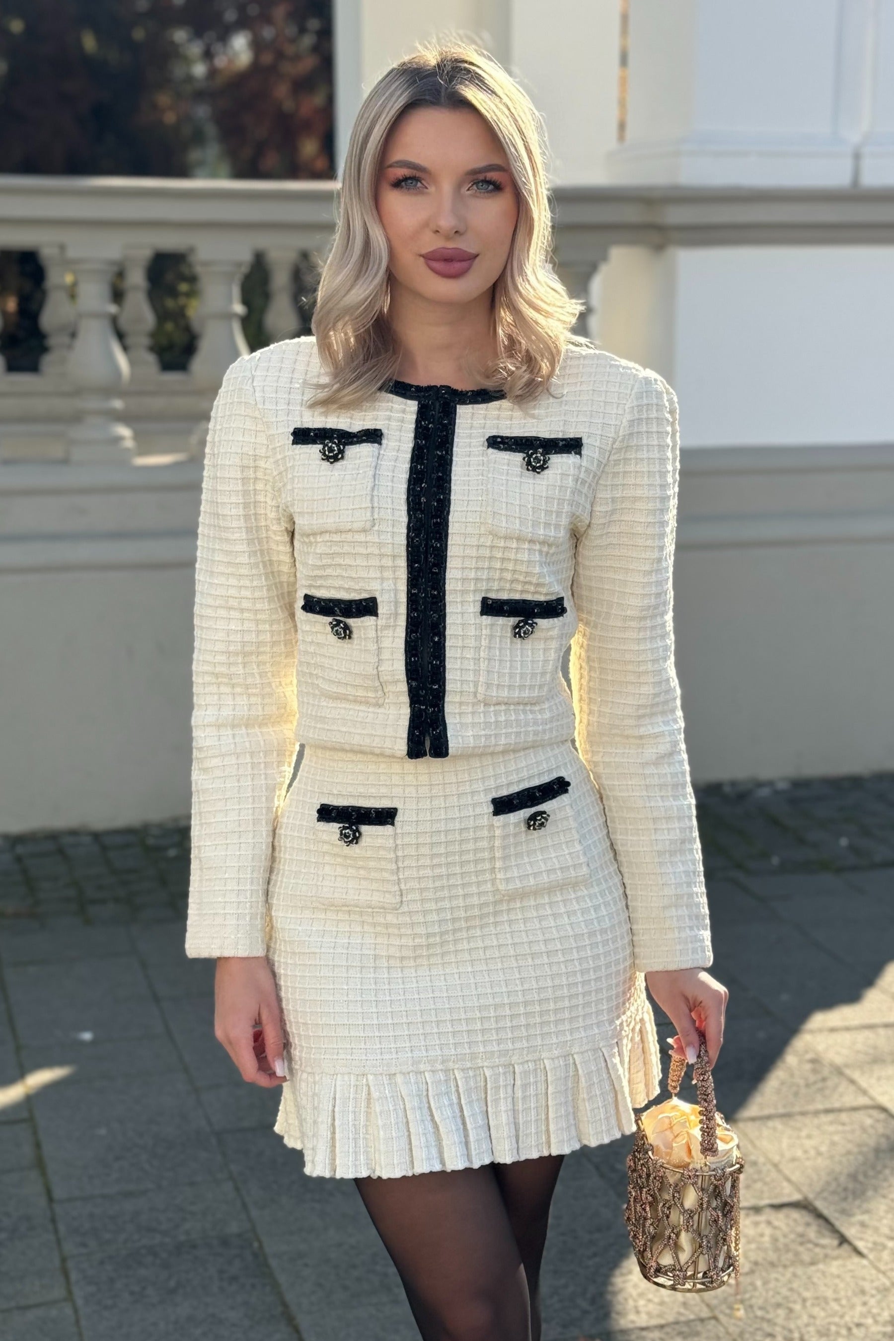 Conjunto de Traje Tweed con Detalles Negros Textura Blanca