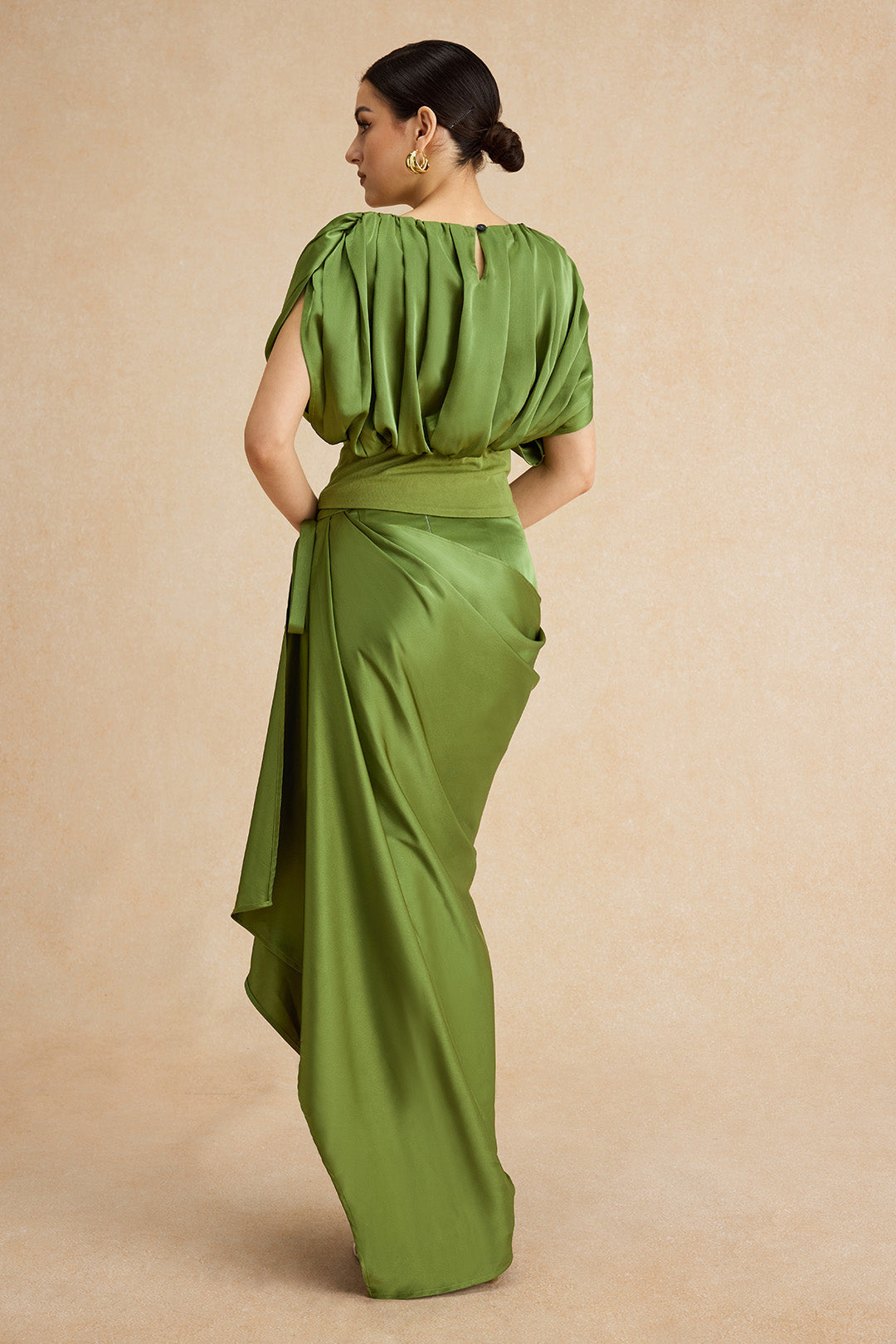 חצאית סאטן אסימטרית עם רוכסן וקשירה 