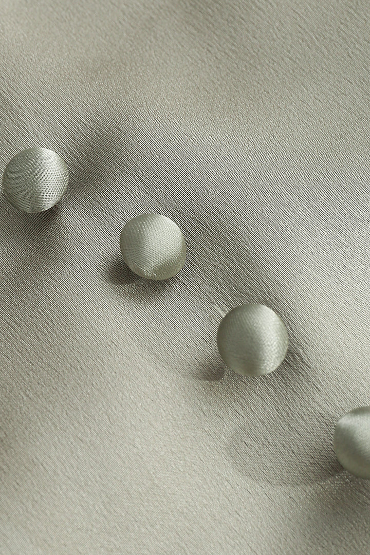 חולצה סאטן עם שרוולים ארוכים וצווארון מרובע 