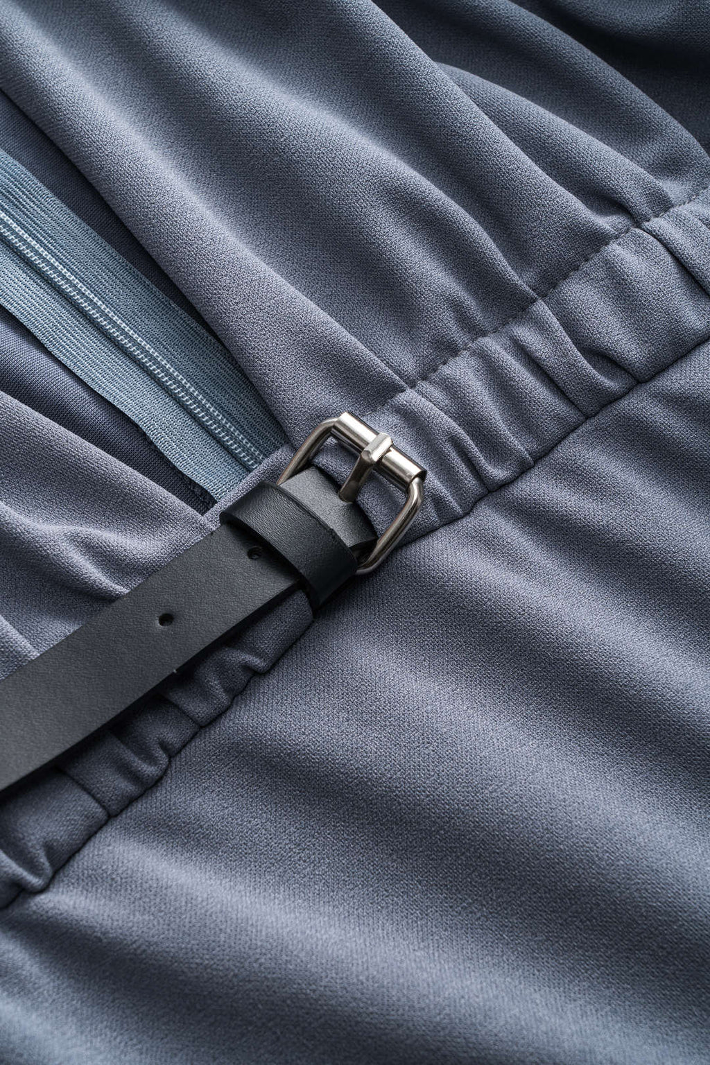 שמלת מיני עם רוכסן וחגורה, צווארון V ושרוולים ארוכים 