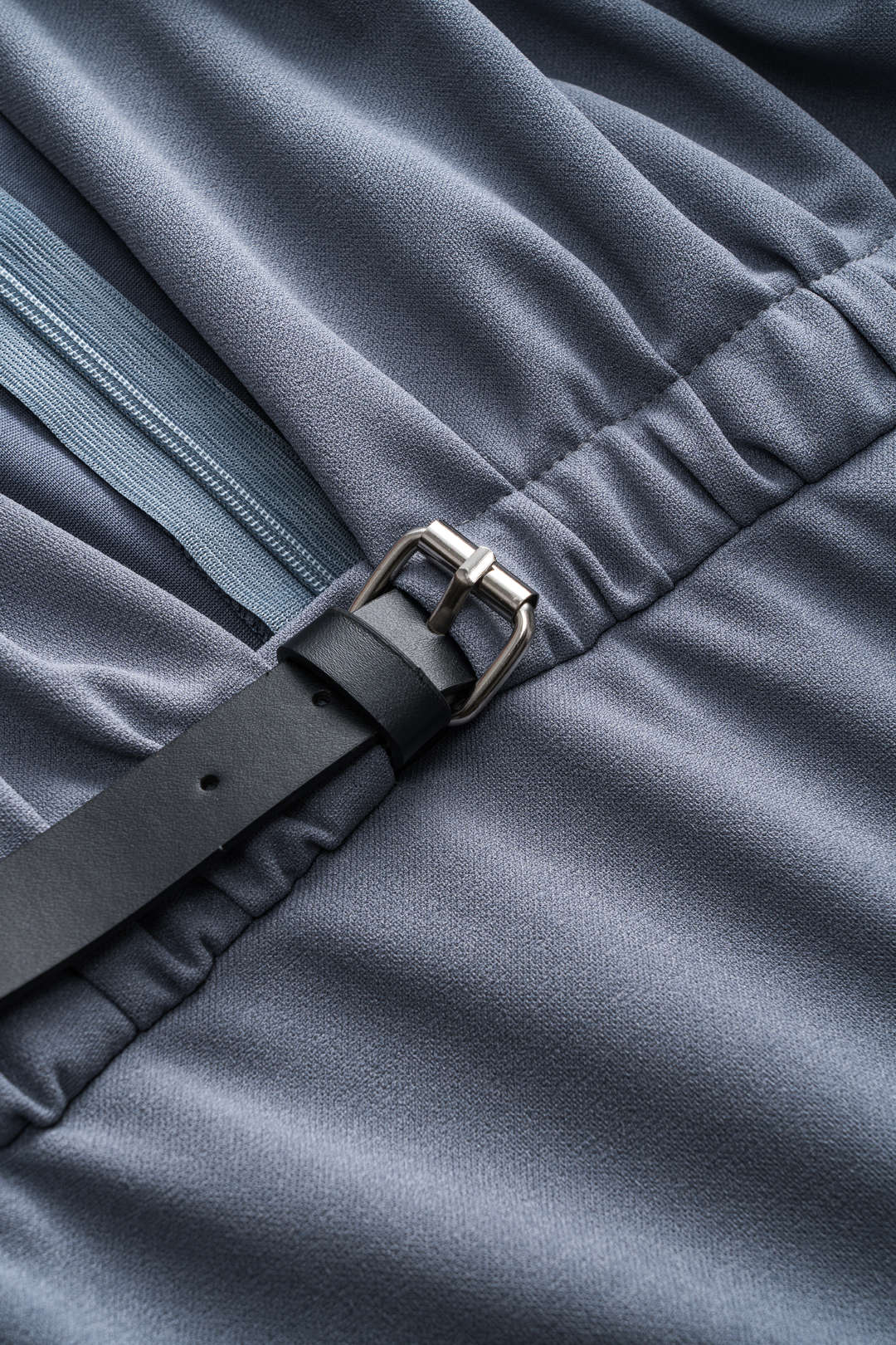 שמלת מיני עם רוכסן וחגורה, צווארון V ושרוולים ארוכים 