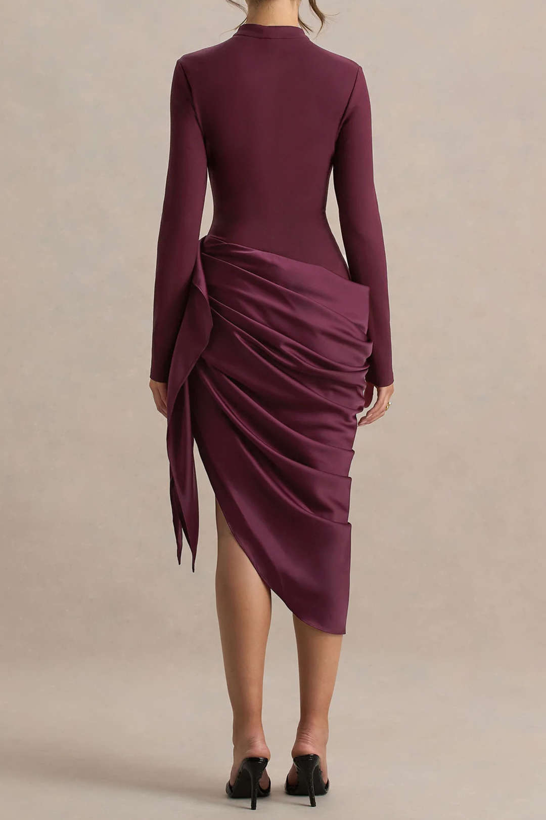 שמלת מידי אסימטרית עם טלאים מבד סאטן ושרוולים ארוכים 