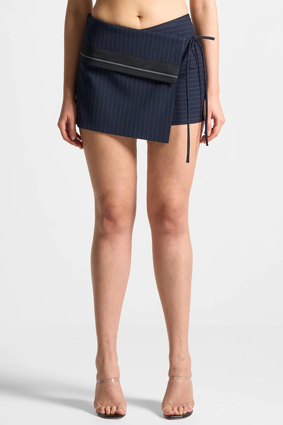 חצאית אסימטרית עם קשירה קדמית ורוכסן 