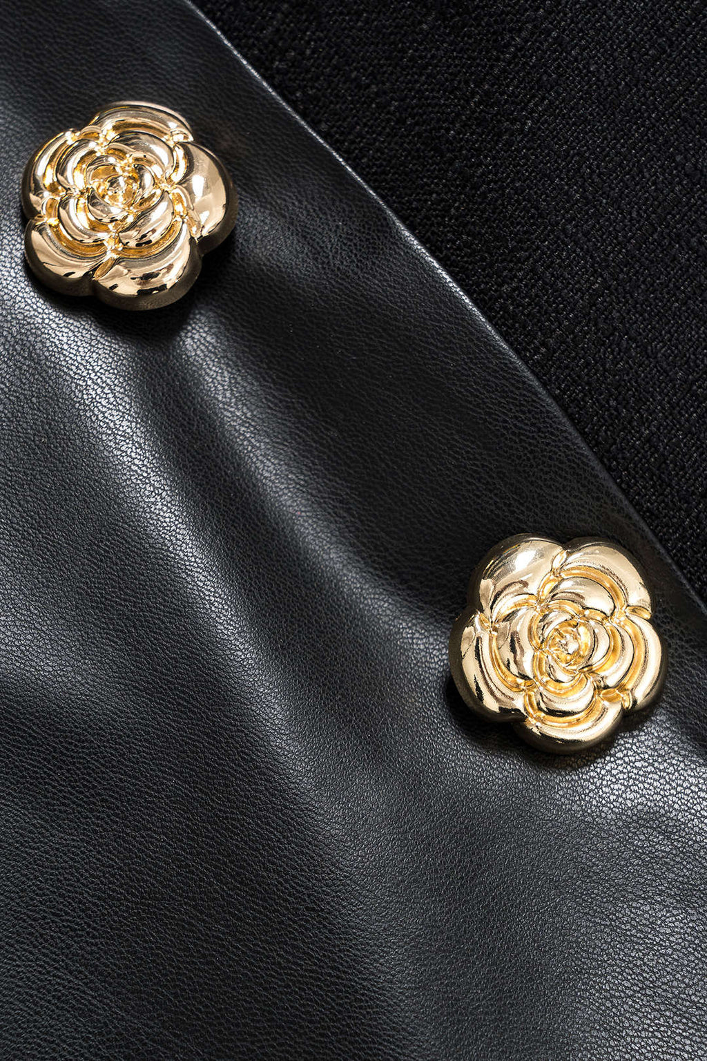 חצאית מיני עם כפתורים דמויי עור 