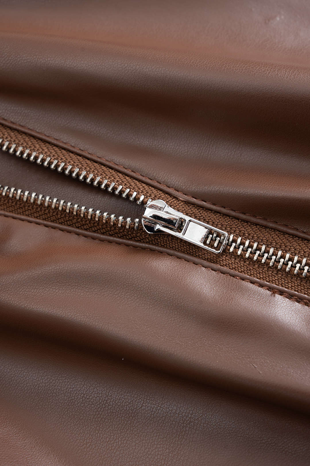 חצאית דמוית עור עם רוכסן מותן גבוה 