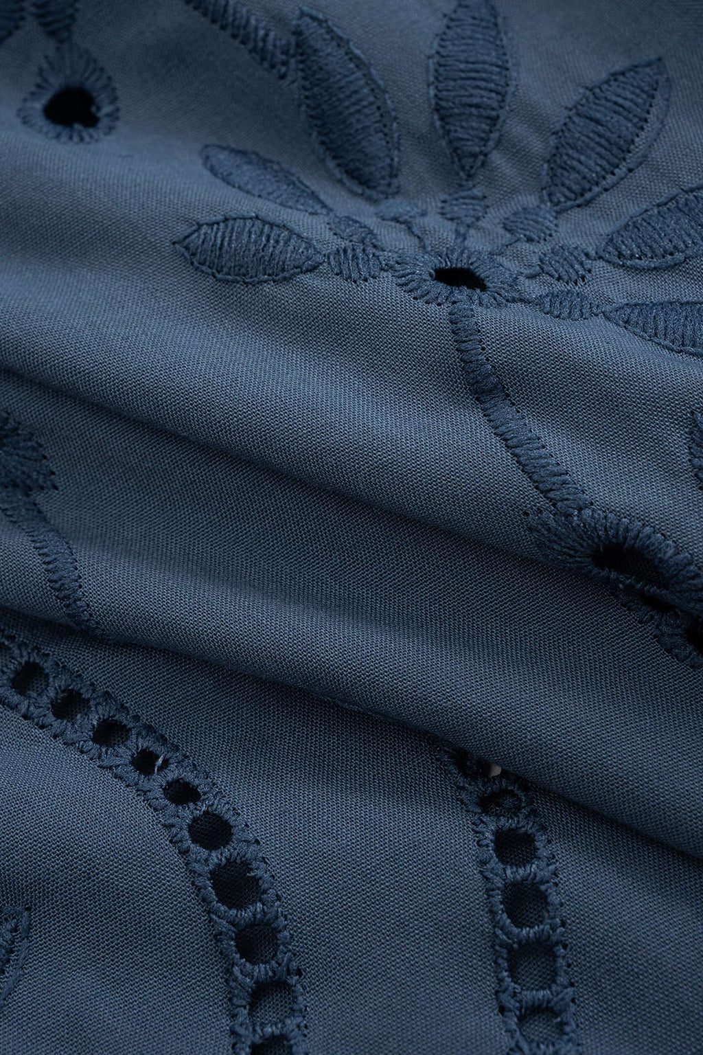 חולצה ארוכת שרוולים עם רקמה פרחונית 