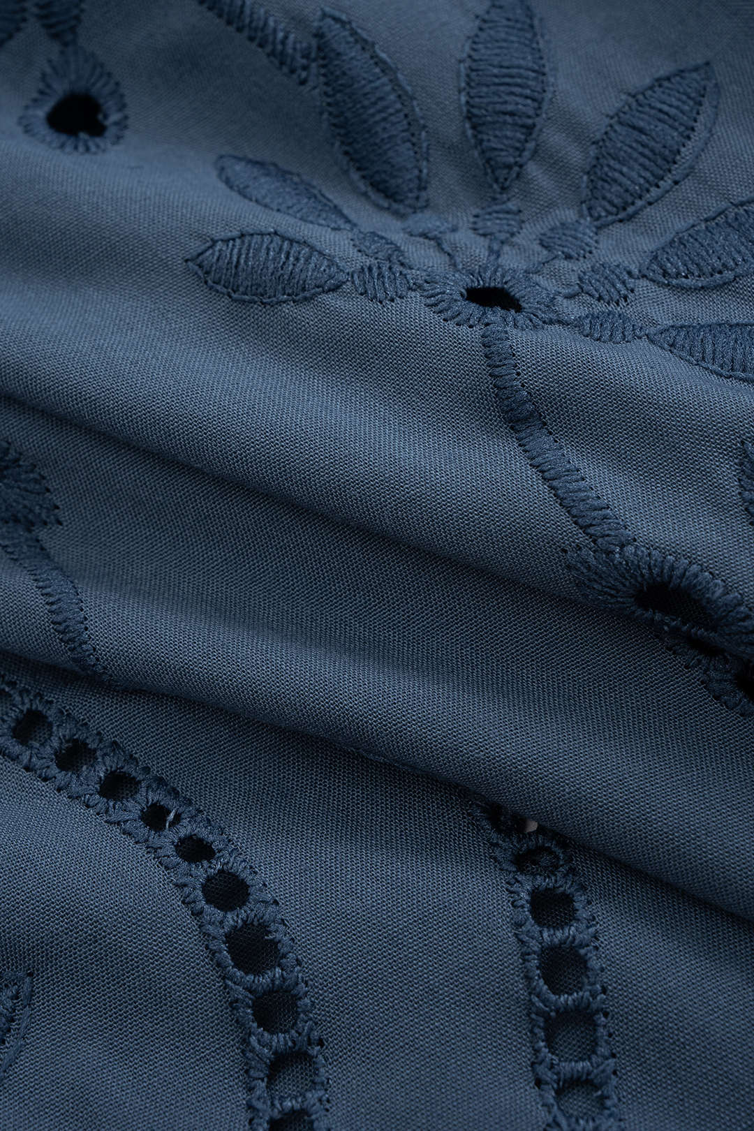 חולצה ארוכת שרוולים עם רקמה פרחונית 