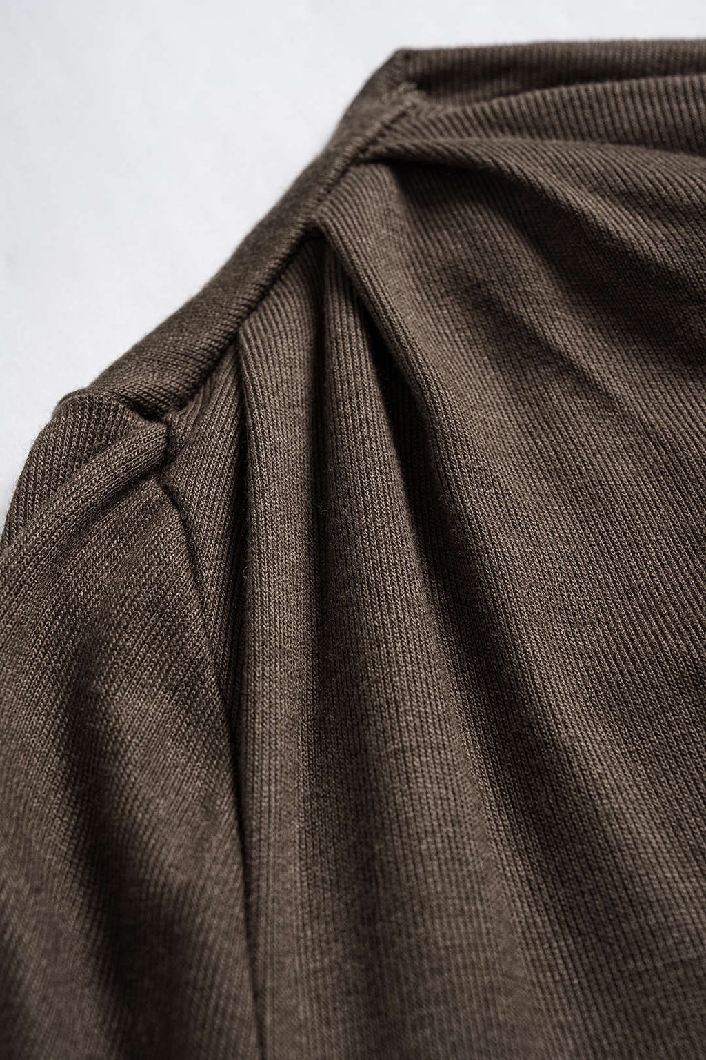 שמלת מיני עם כתפיים פתוחות ושרוכים ארוכים 