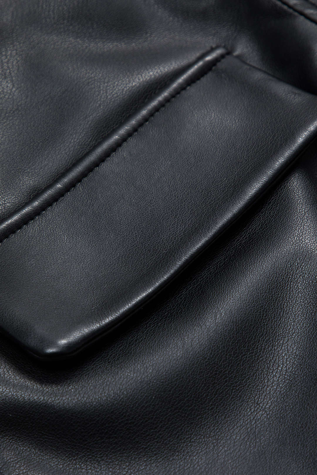 שמלת מיני עם שרוולים ארוכים, כפתורים ורוכסן, דמוי עור סאטן 