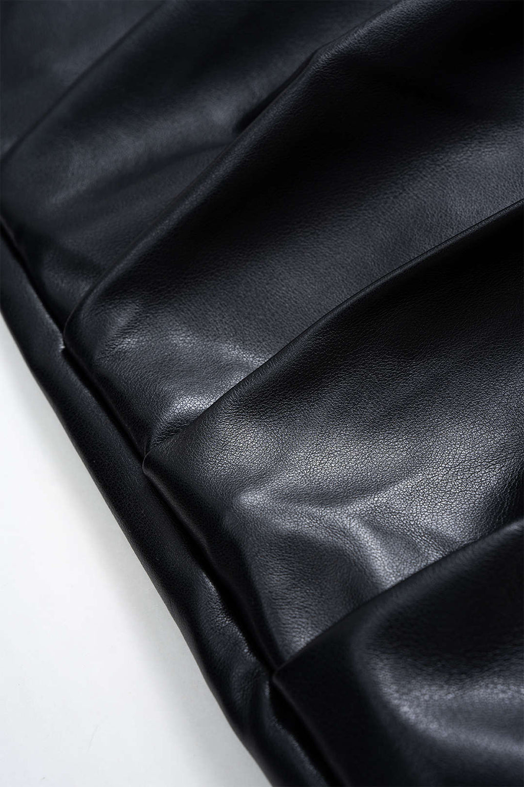 חצאית מיני אסימטרית דמוית עור עם רוכסן 