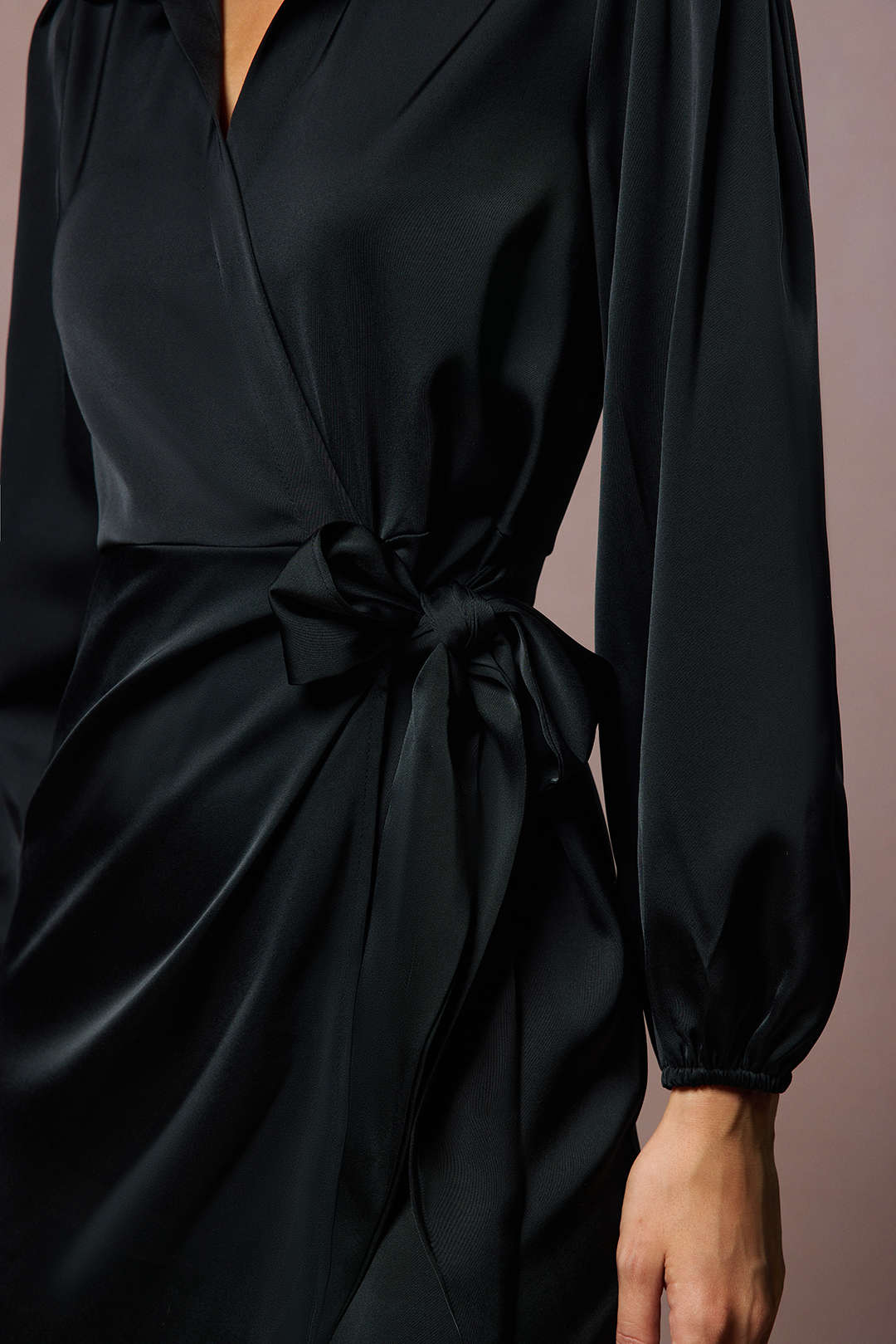 שמלת מיני ארוכת שרוולים עם קשירה קדמית וצווארון V מסאטן 