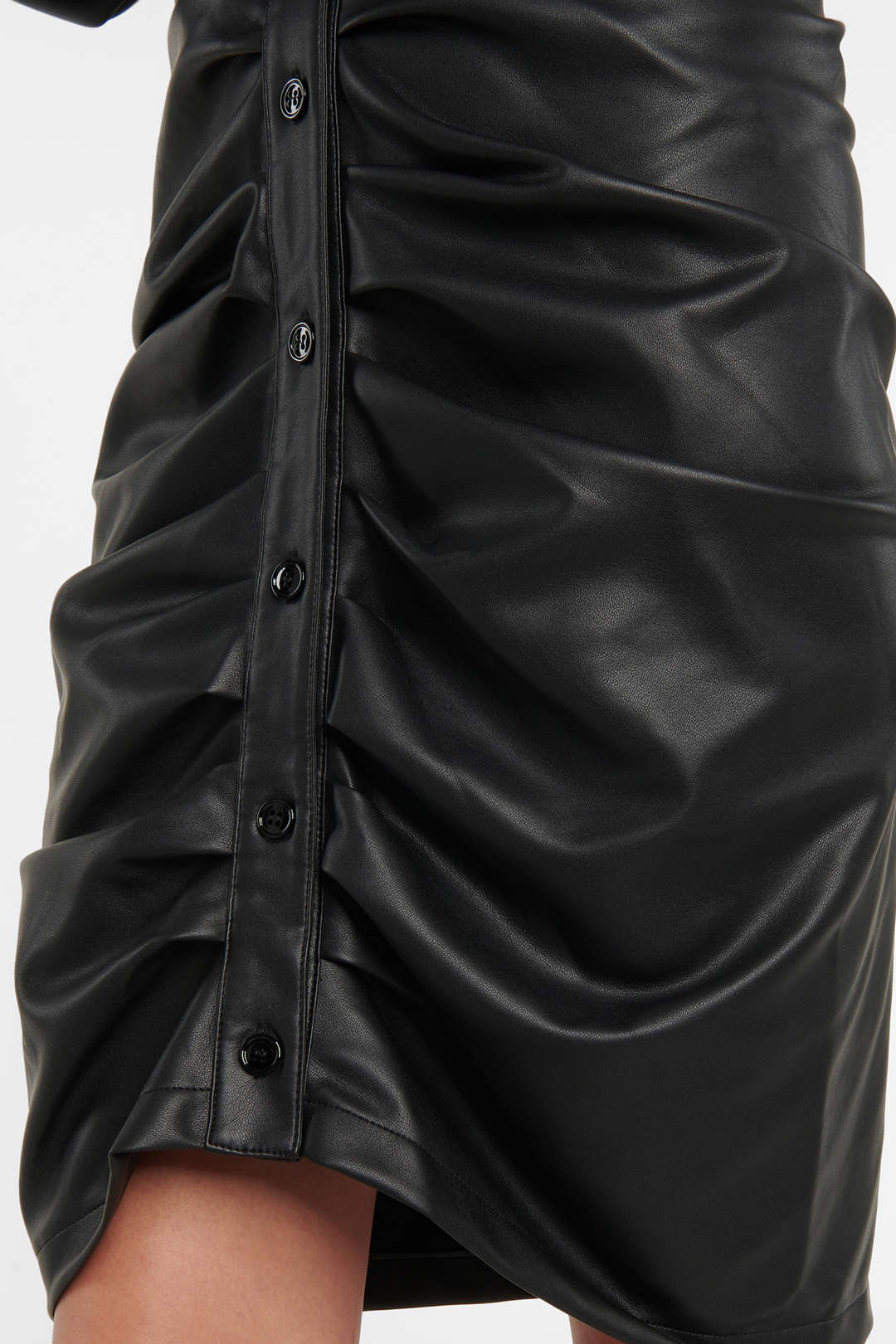 חצאית דמוית עור עם כפתורים 