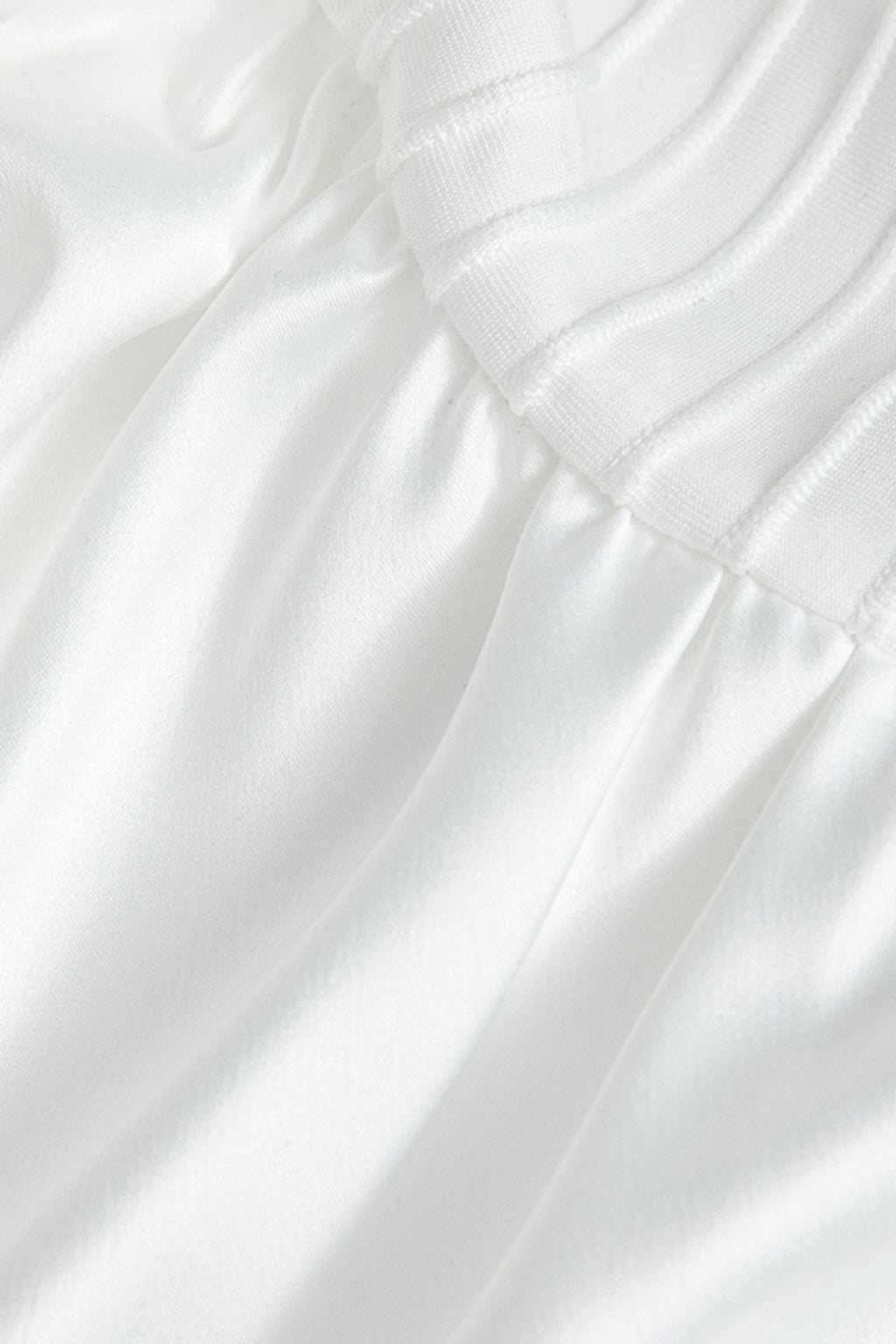 שמלת מיני עם שרוולים נפוחים ופעמון בצבע אחיד 