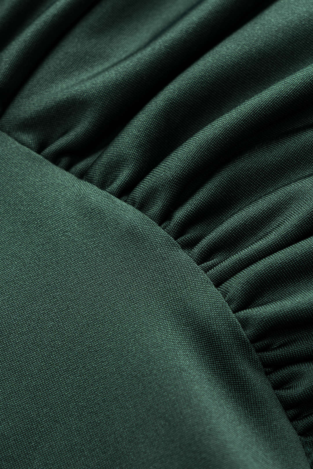 שמלת מיני ארוכת שרוולים עם קפלים וקשירה מטאלית 