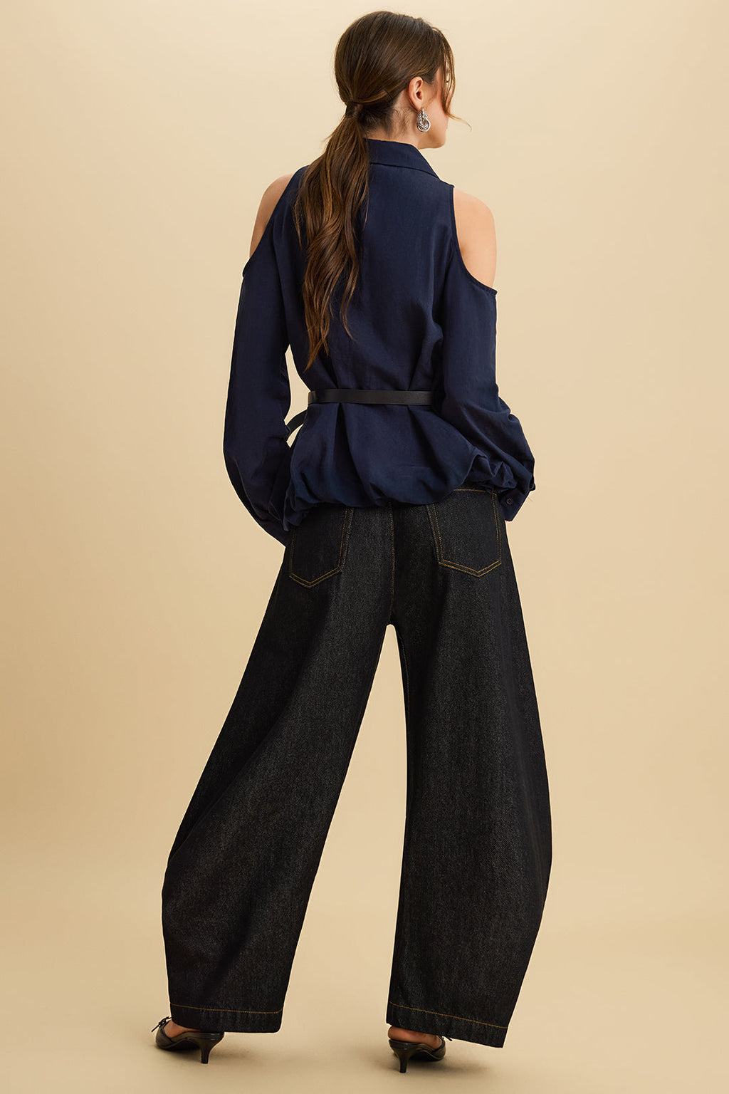 חולצה ארוכת שרוולים א-סימטרית מפשתן עם חגורה 