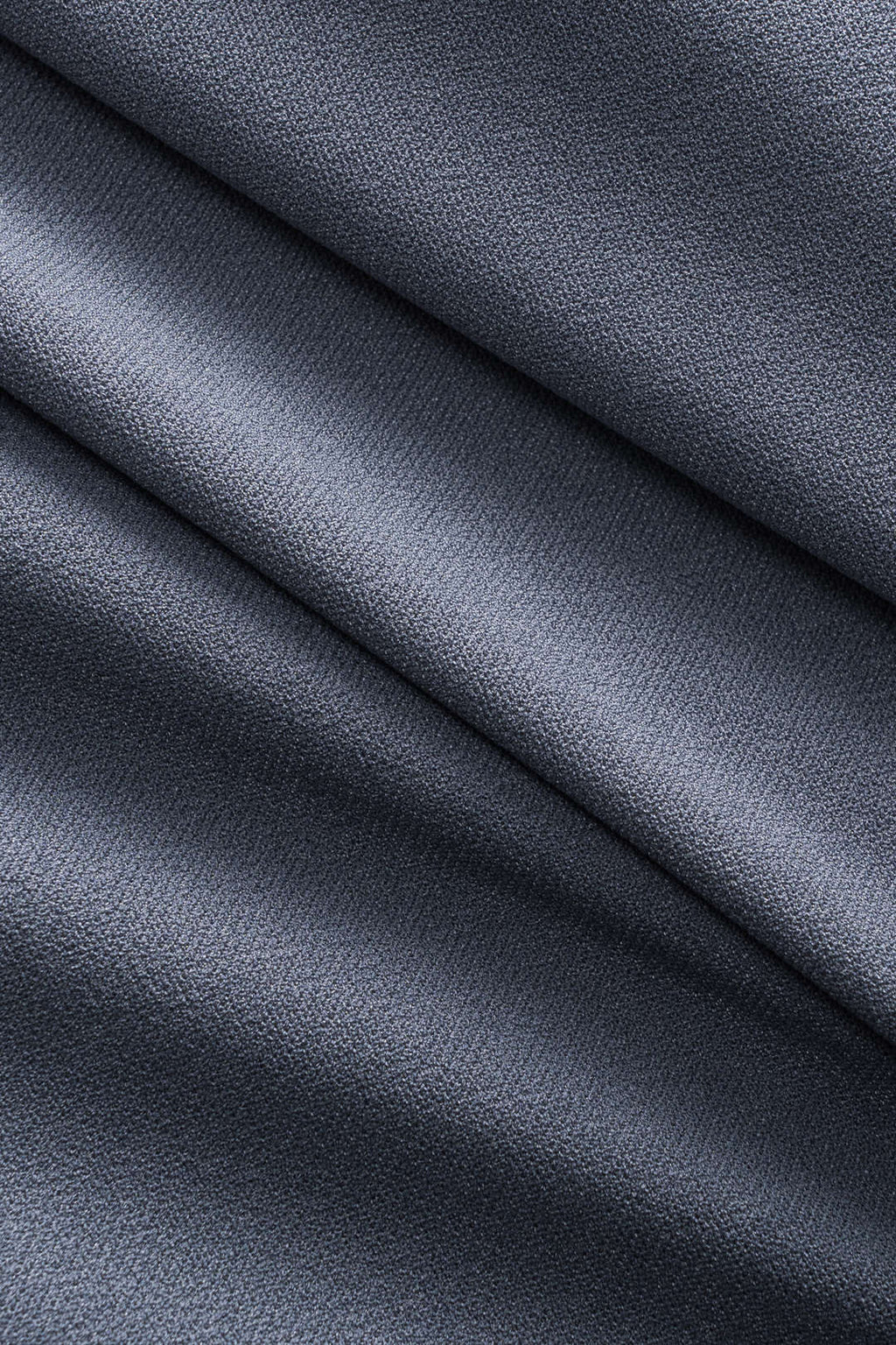 שמלת מיני עם רוכסן וחגורה, צווארון V ושרוולים ארוכים 