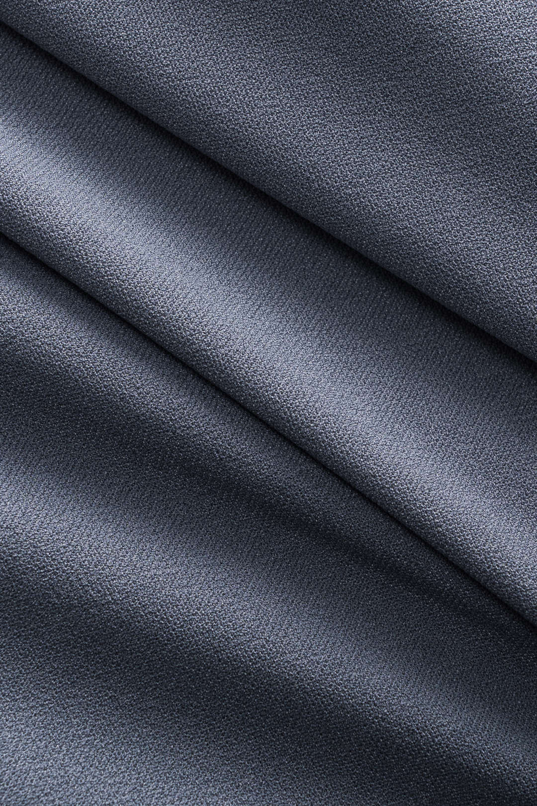 שמלת מיני עם רוכסן וחגורה, צווארון V ושרוולים ארוכים 