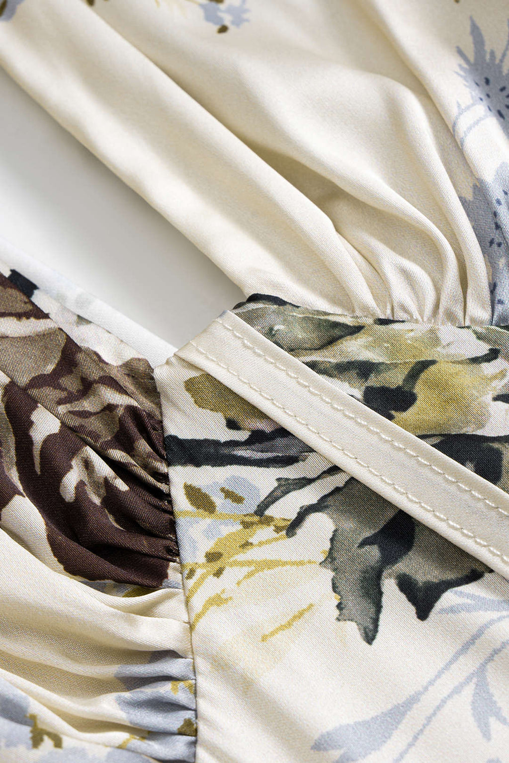 שמלת מידי עם שרוולים ארוכים וצווארון V, הדפס פרחוני וקשירה סאטן 