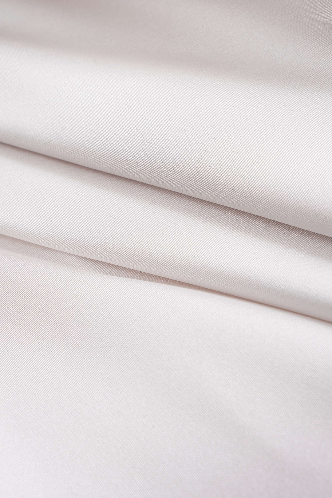 חולצת סאטן עם קשירה וצווארון קפלים ושרוולים ארוכים 