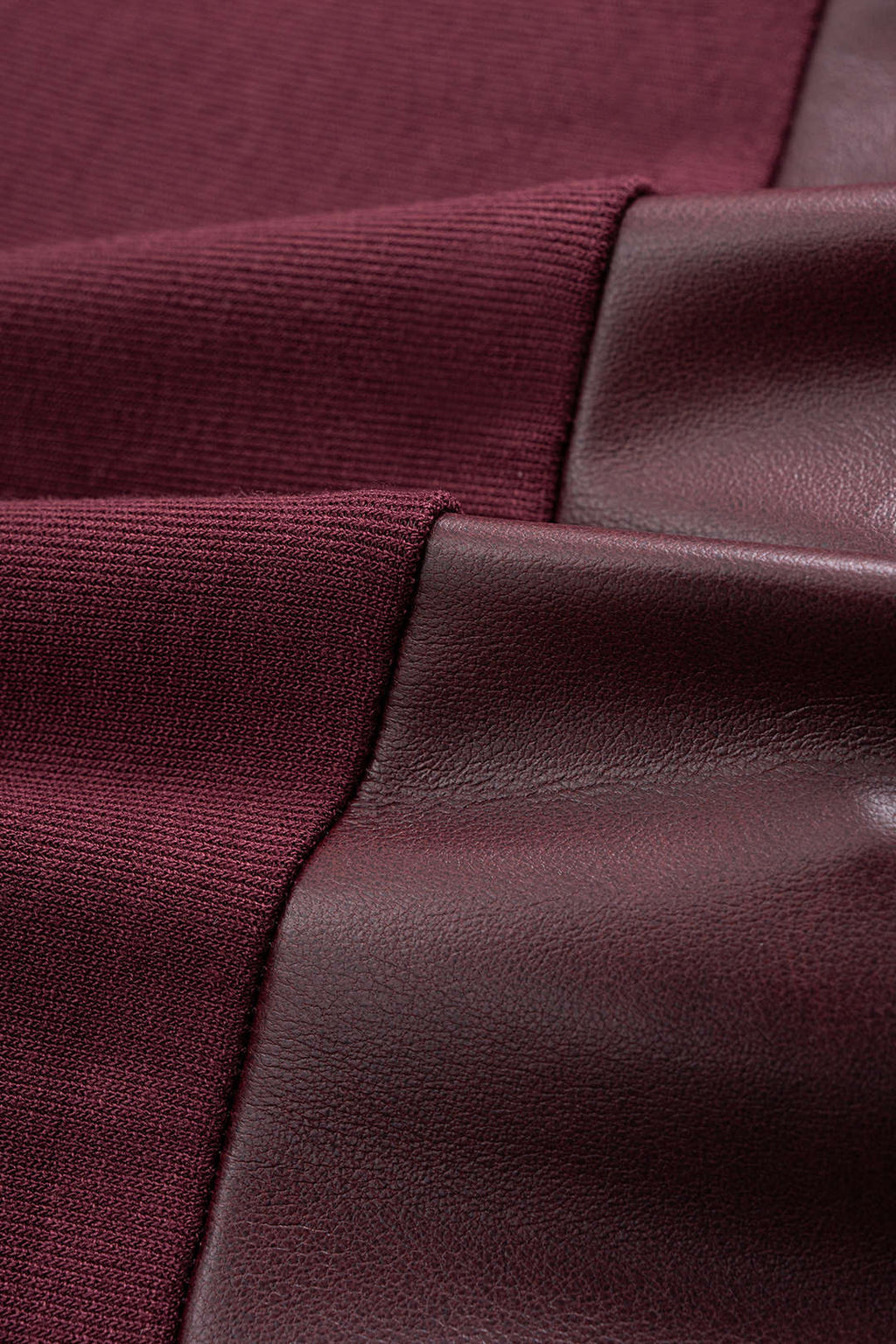 חולצה ארוכת שרוולים עם רוכסן דמוי עור וטלאים 