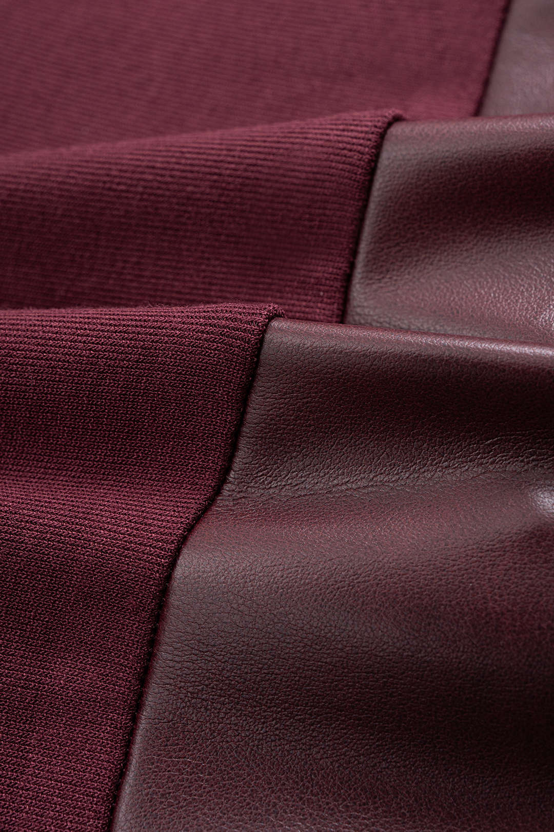 חולצה ארוכת שרוולים עם רוכסן דמוי עור וטלאים 