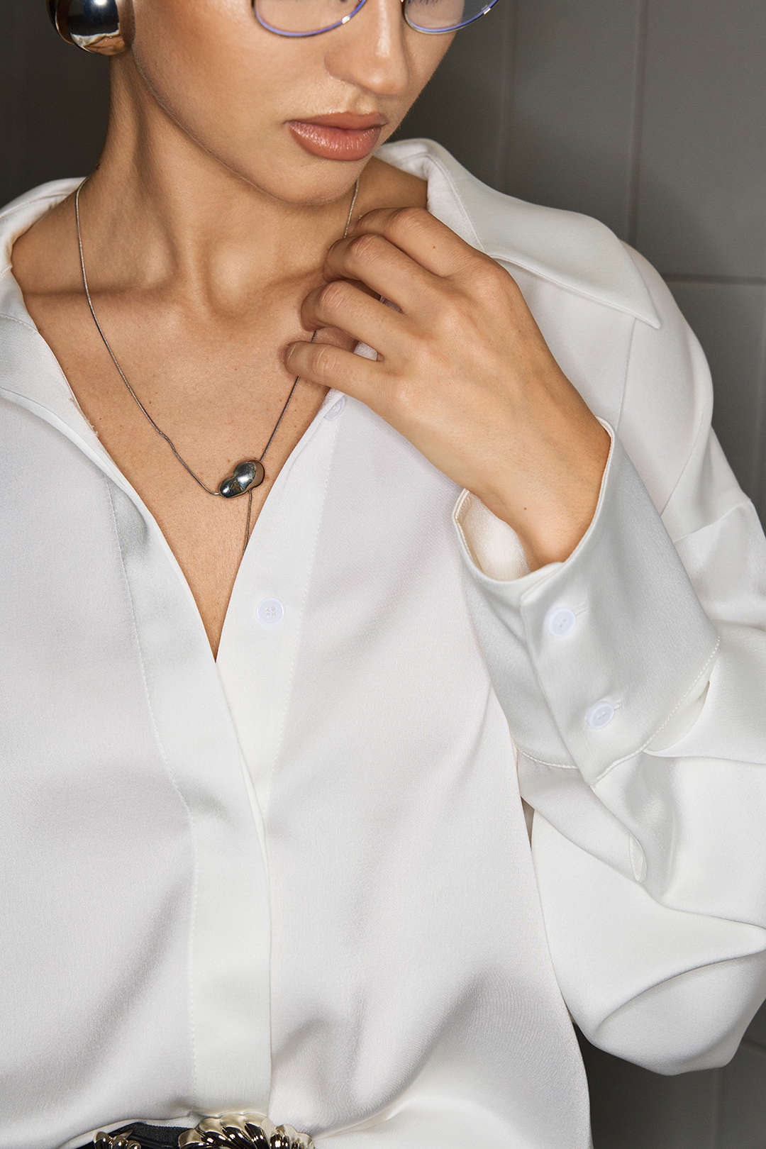 חולצת סאטן עם שרוולים ארוכים ומרופטת 