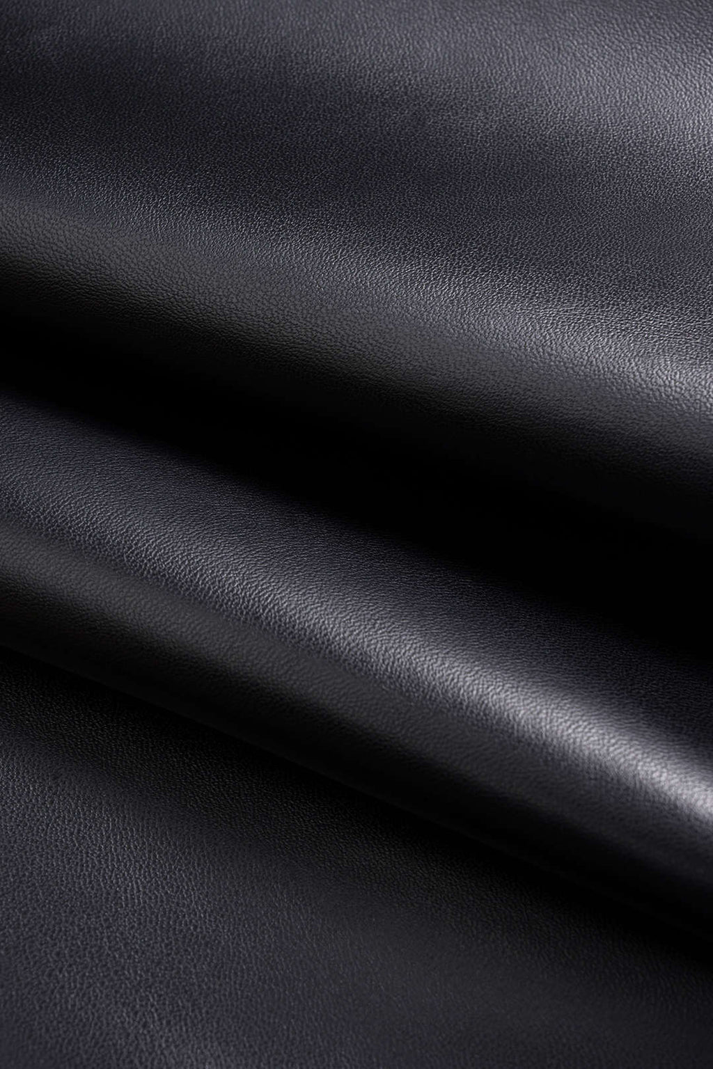 חצאית דמוית עור עם קפלים בגזרה גבוהה 