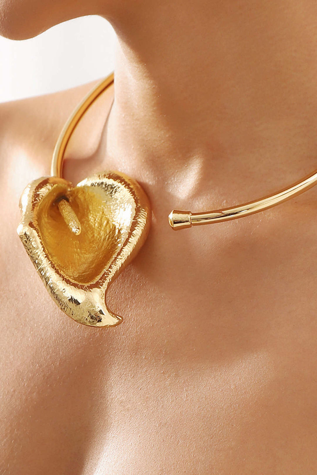 Collar De Hoja Metálica 3D Con Silueta Elegante Premium