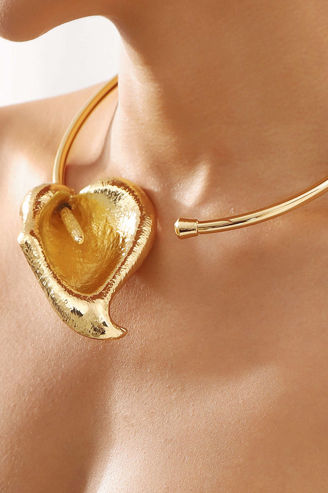 Collar De Hoja Metálica 3D Con Silueta Elegante Premium