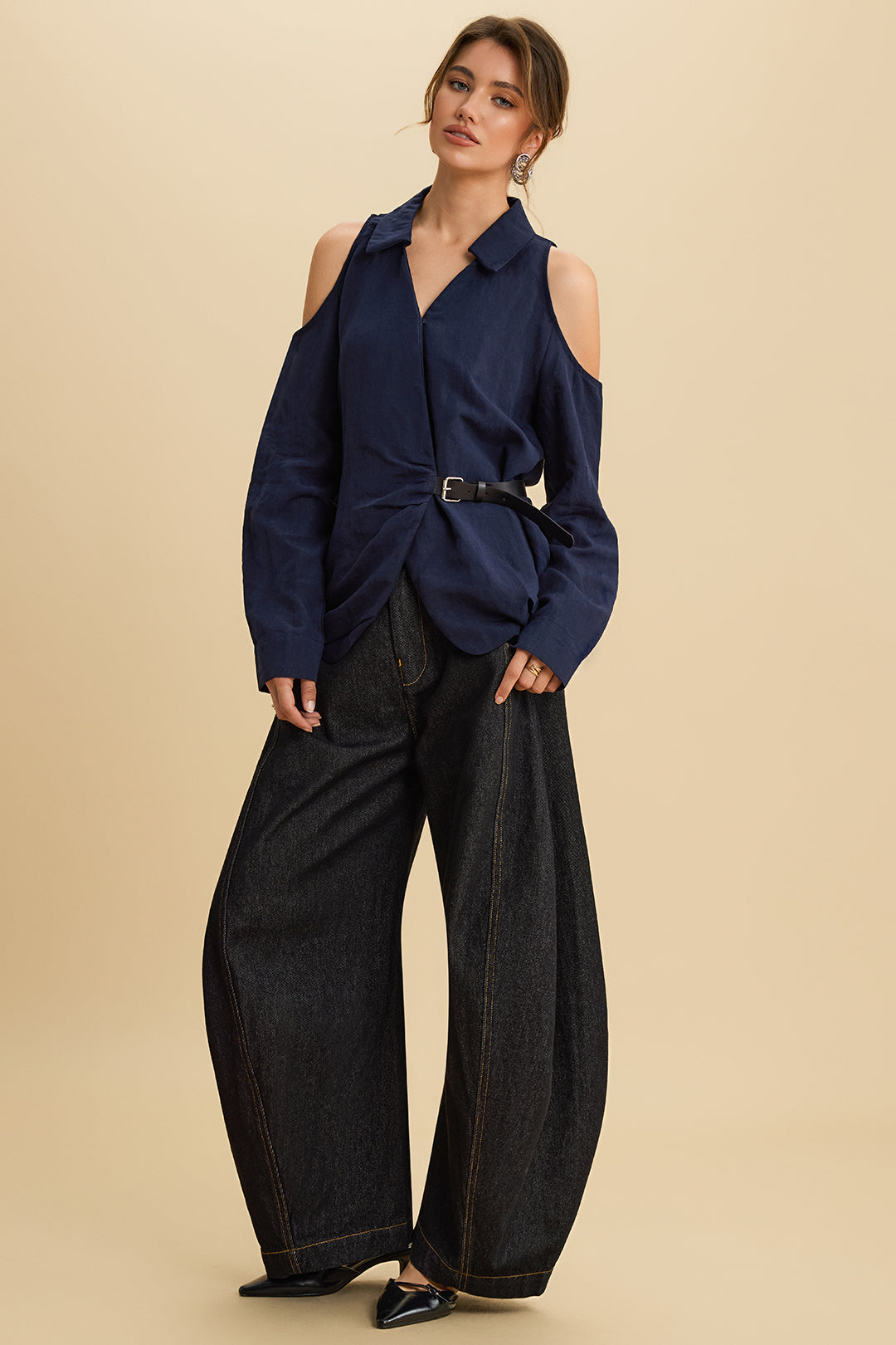 חולצה ארוכת שרוולים א-סימטרית מפשתן עם חגורה 