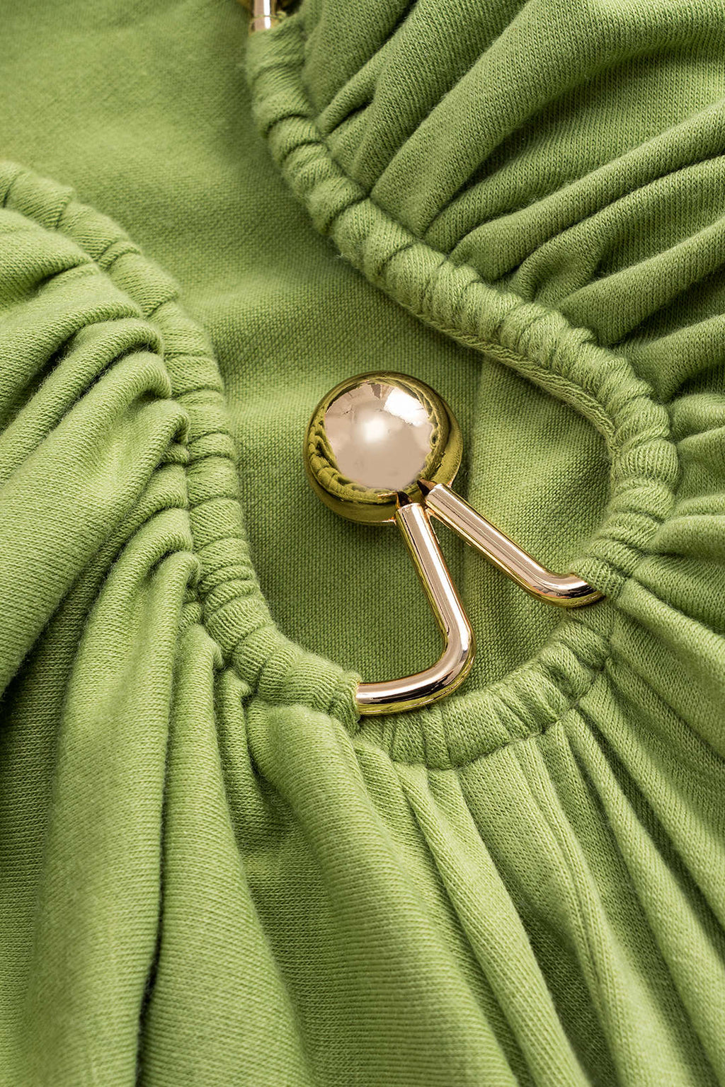 חצאית עם קפלים בעיצוב מטאלי 