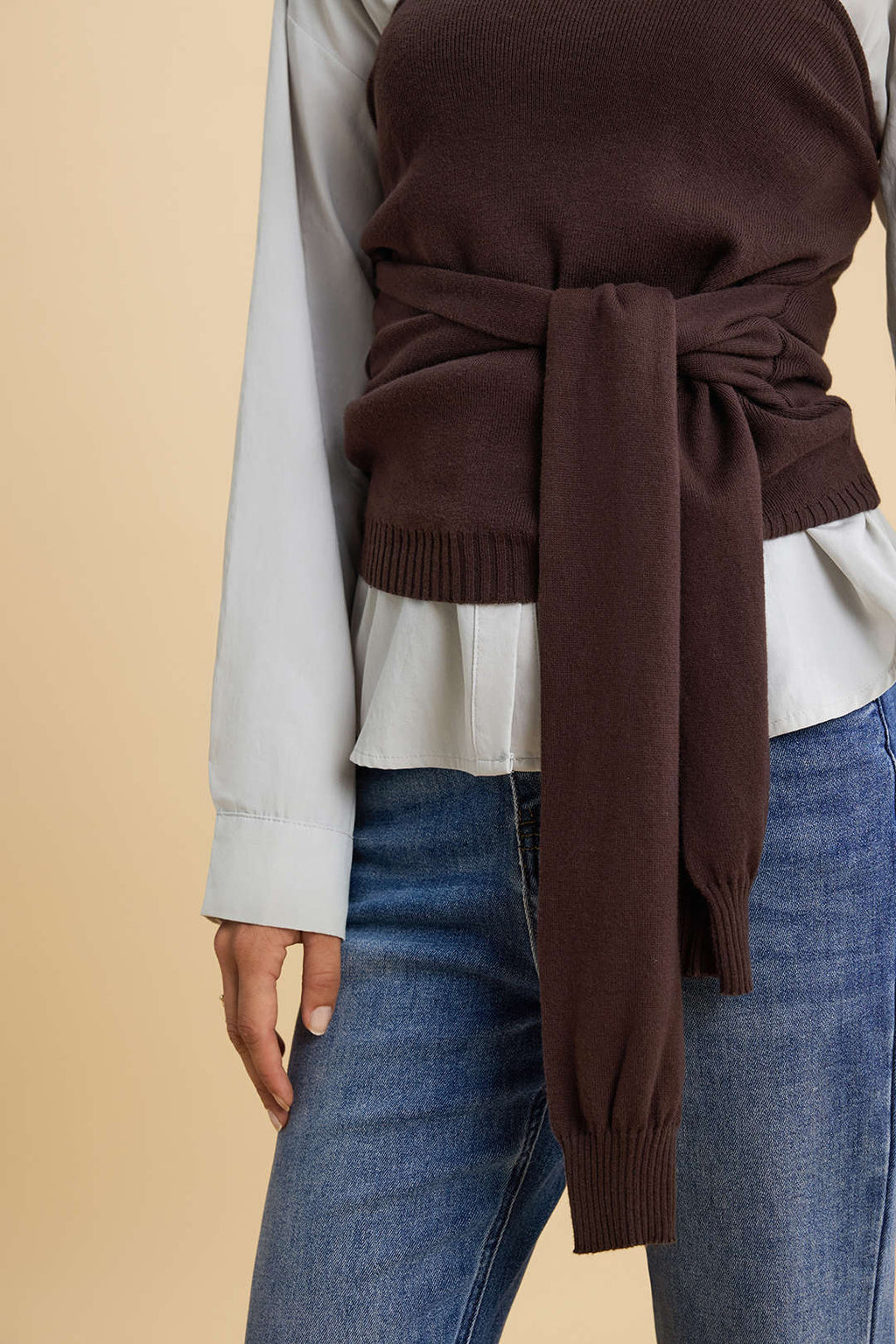 חולצה ארוכת שרוולים עם קשירה מלפנים וסריגה טלאים חלקה 