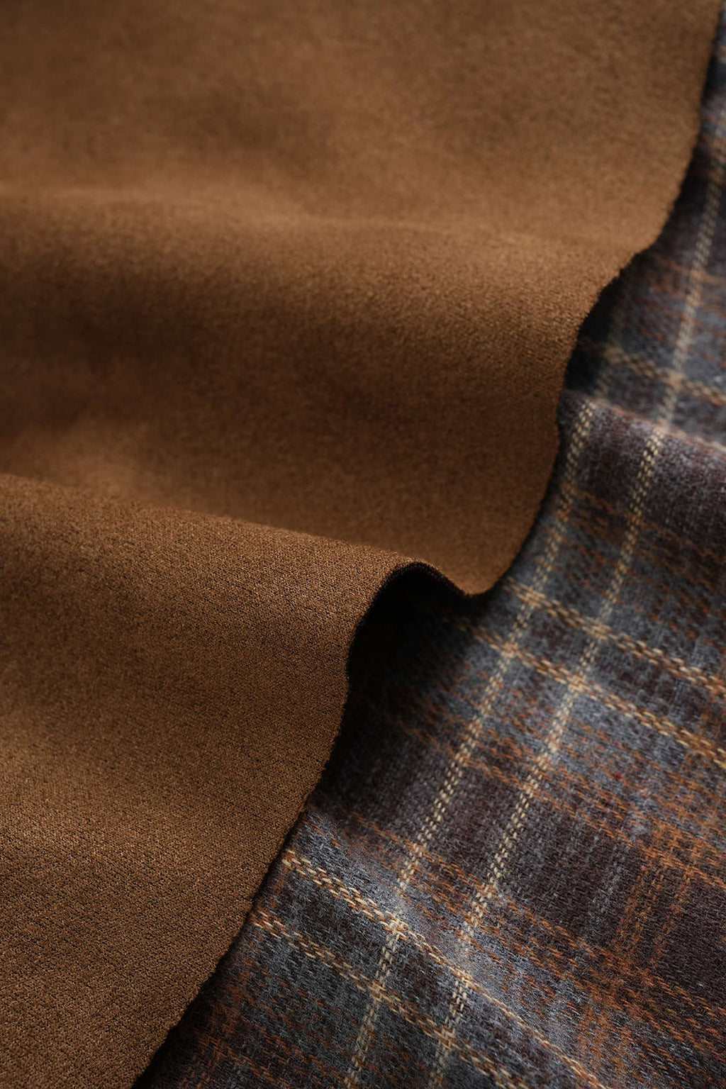 שמלת מידי עם כתפיים פתוחות ודלתות, רוכסן וחגורה, שרוולים ארוכים והדפס זמש משובץ 