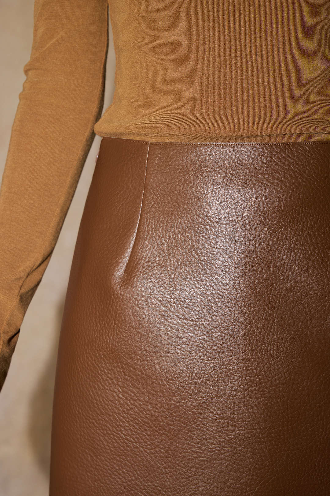 חצאית מיני עם טקסטורת דמוית עור 