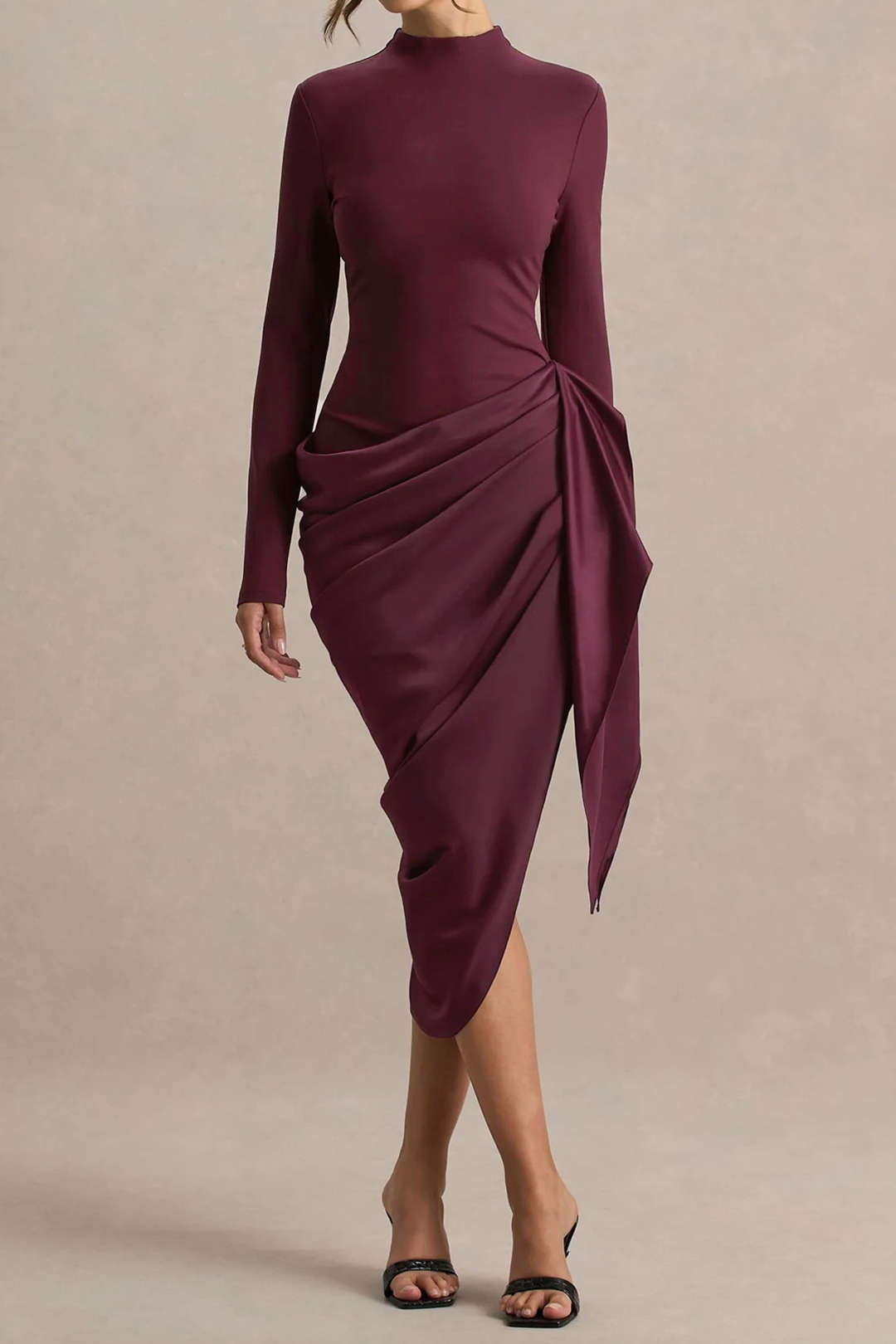 שמלת מידי אסימטרית עם טלאים מבד סאטן ושרוולים ארוכים 