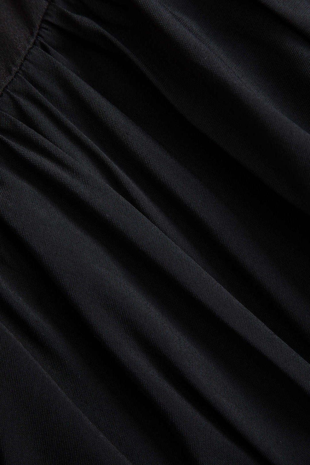 חצאית מיני נפוחה עם קפלים וכפתורים 