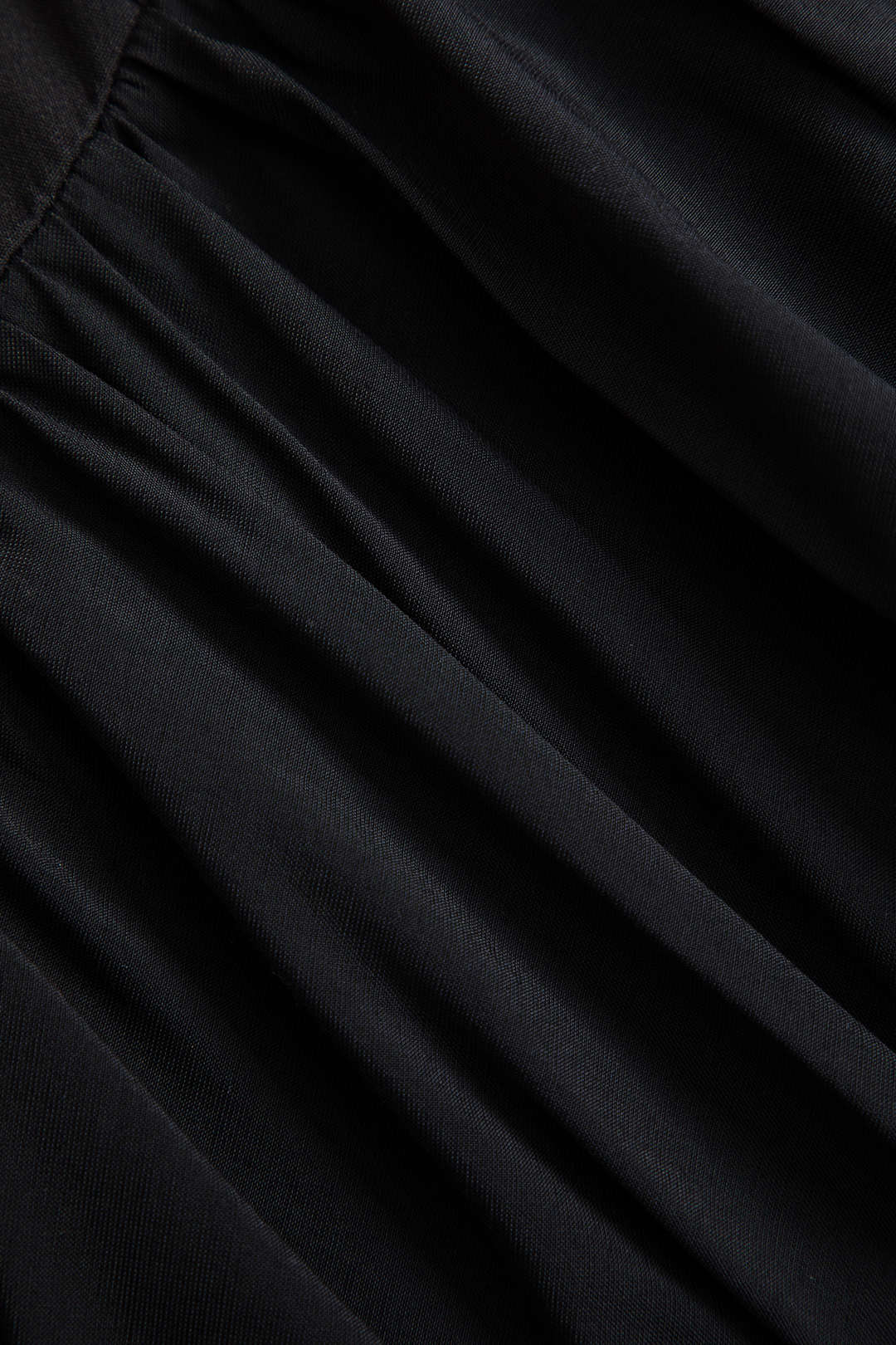 חצאית מיני נפוחה עם קפלים וכפתורים 