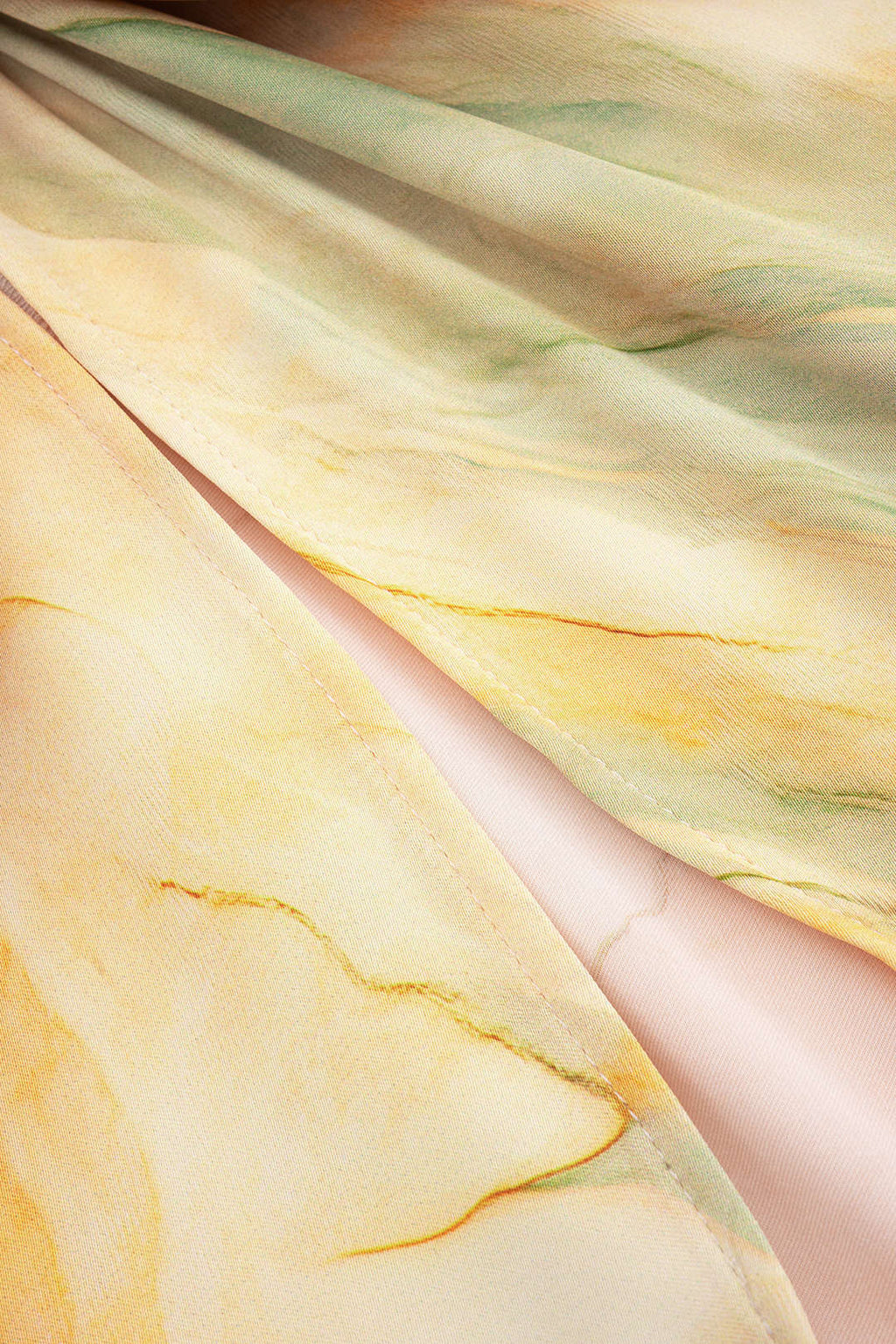 חצאית סאטן עם הדפס טאי דאי וקשירה גבוהה 