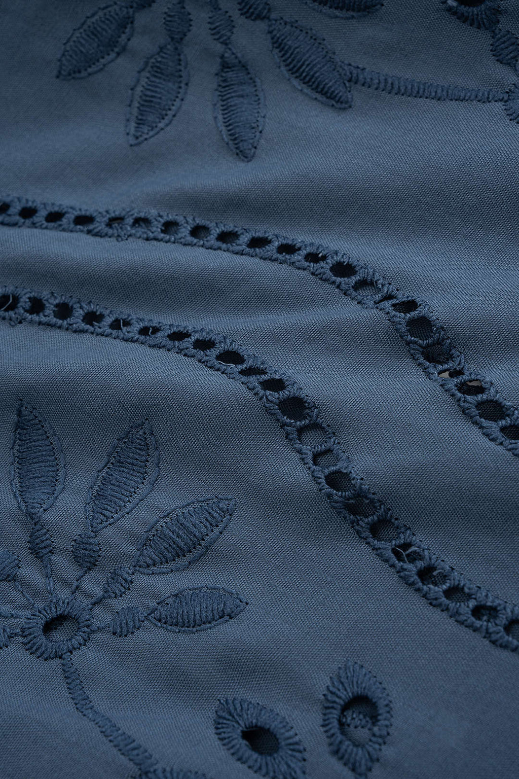 חולצה ארוכת שרוולים עם רקמה פרחונית 