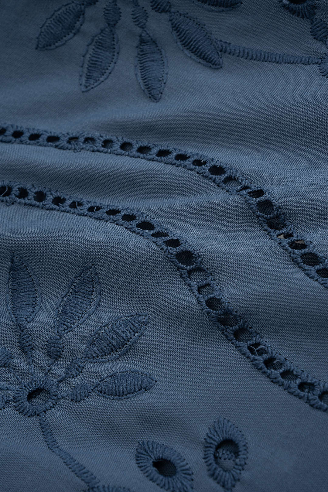 חולצה ארוכת שרוולים עם רקמה פרחונית 