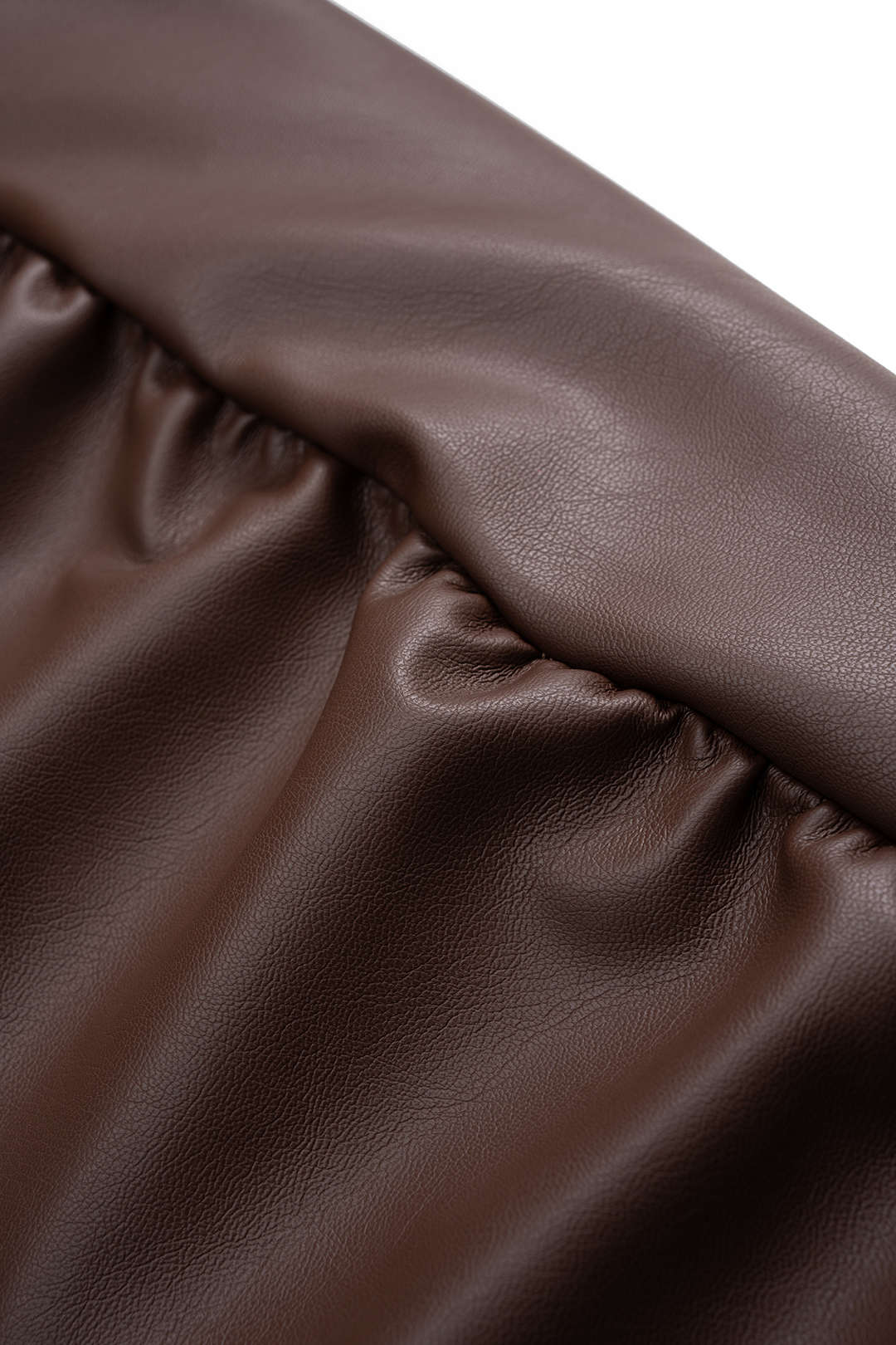 שמלת מיני עם שרוולים ארוכים וטלאים של דמוי עור עם הדפס נמר 