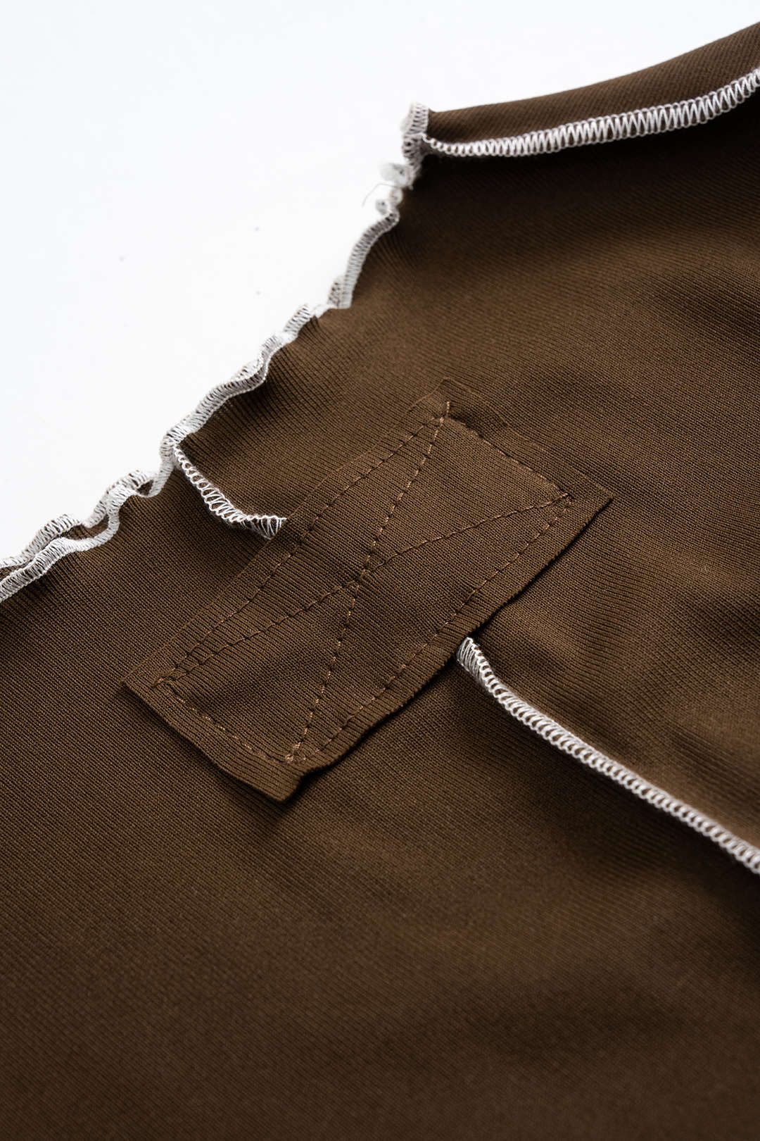 חולצה ארוכת שרוולים עם צווארון דמוי שוליים ושוליים מנוגדים 