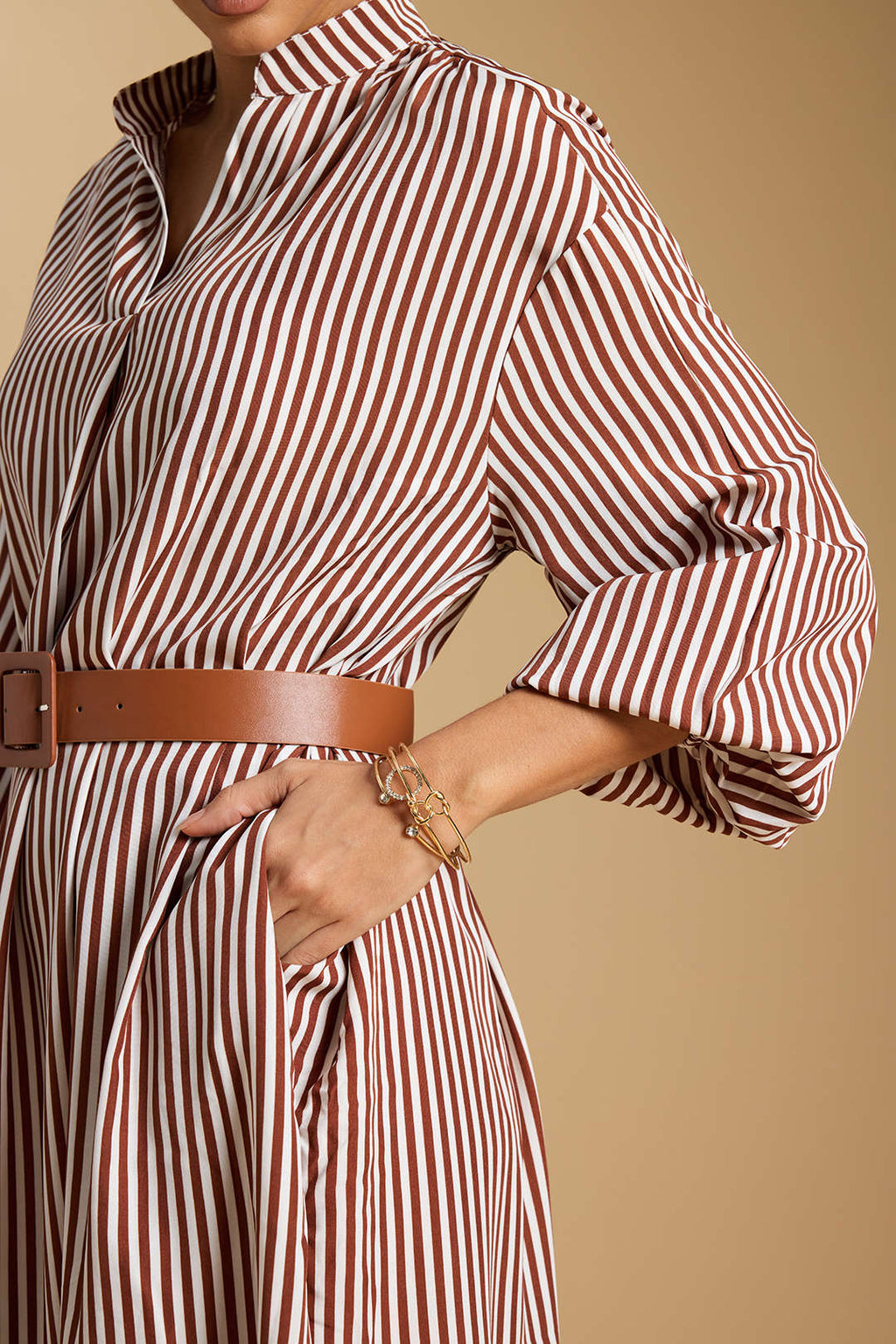 שמלת מידי עם צווארון V והדפס פסים ושרוולים ארוכים בחגורה 