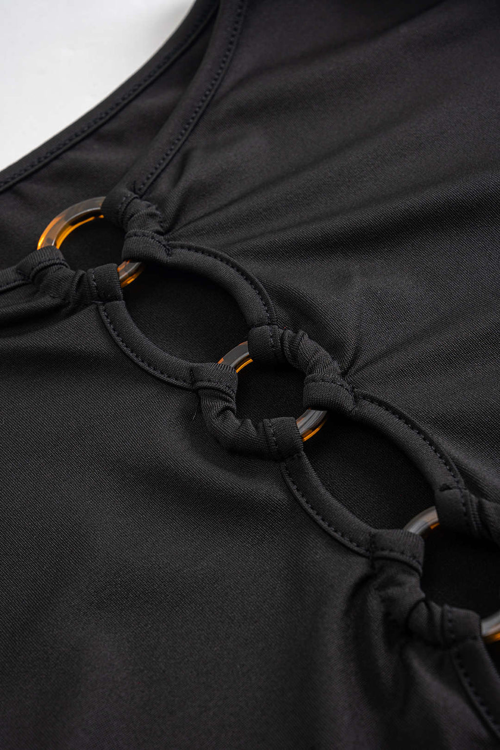 שמלת מיני עם שרוולים ארוכים ומחשוף 