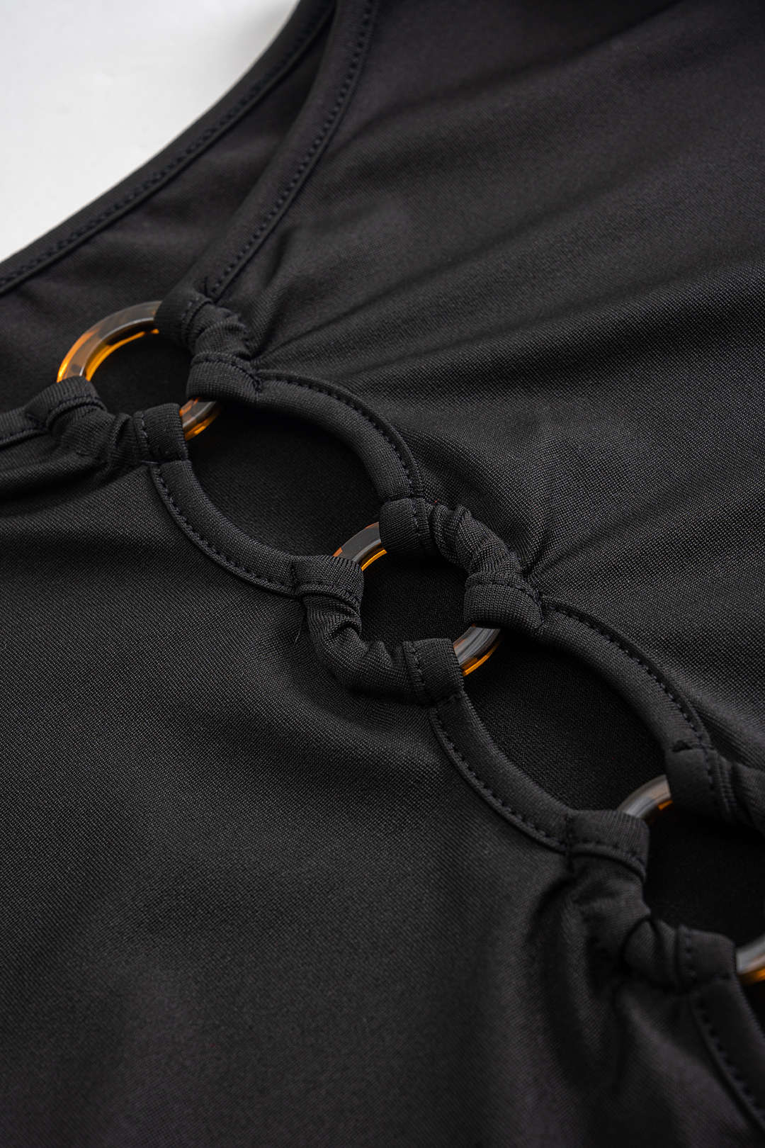 שמלת מיני עם שרוולים ארוכים ומחשוף 