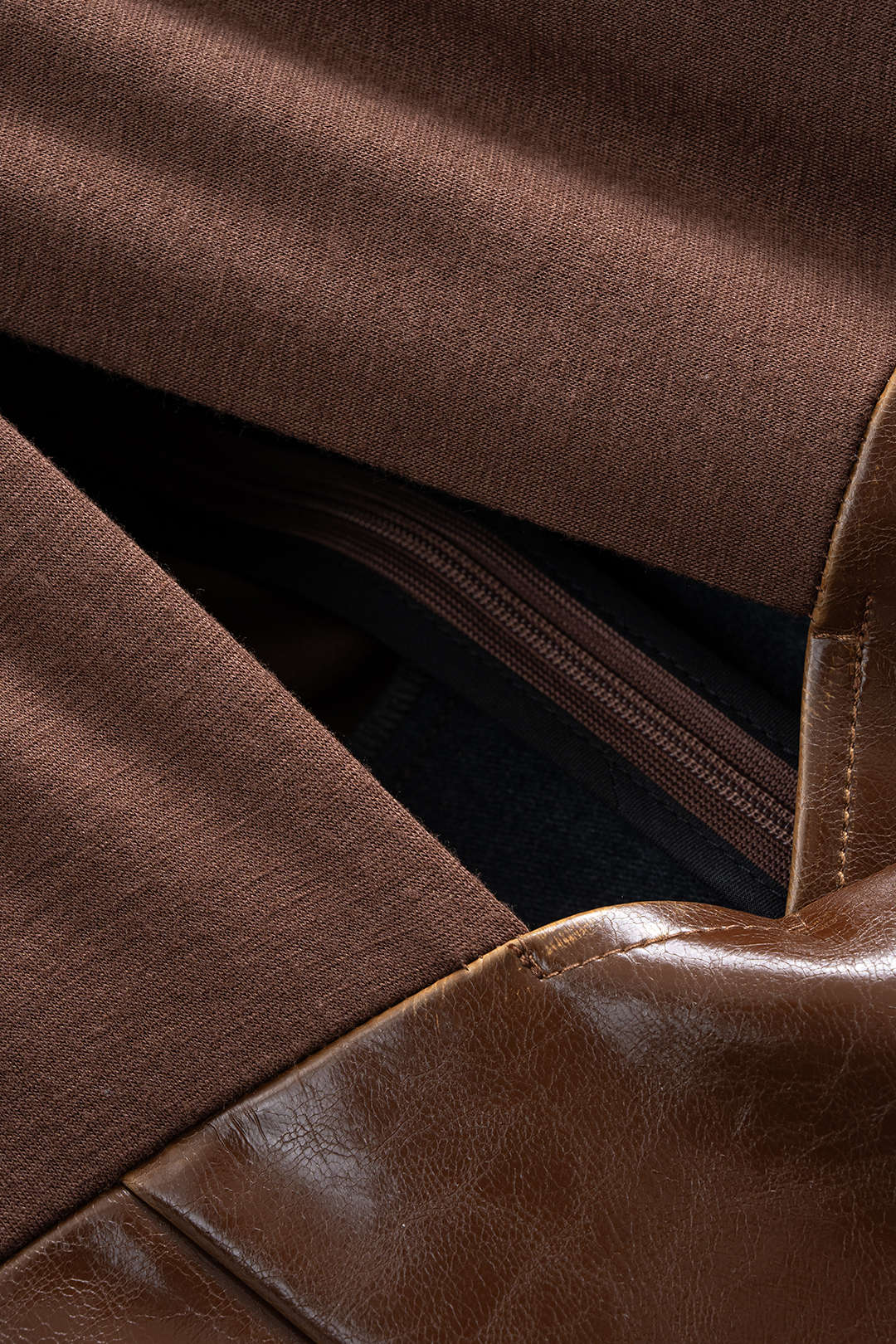 שמלת מיני עם צווארון דמוי עור וטלאים עם מחשוף ארוכות 