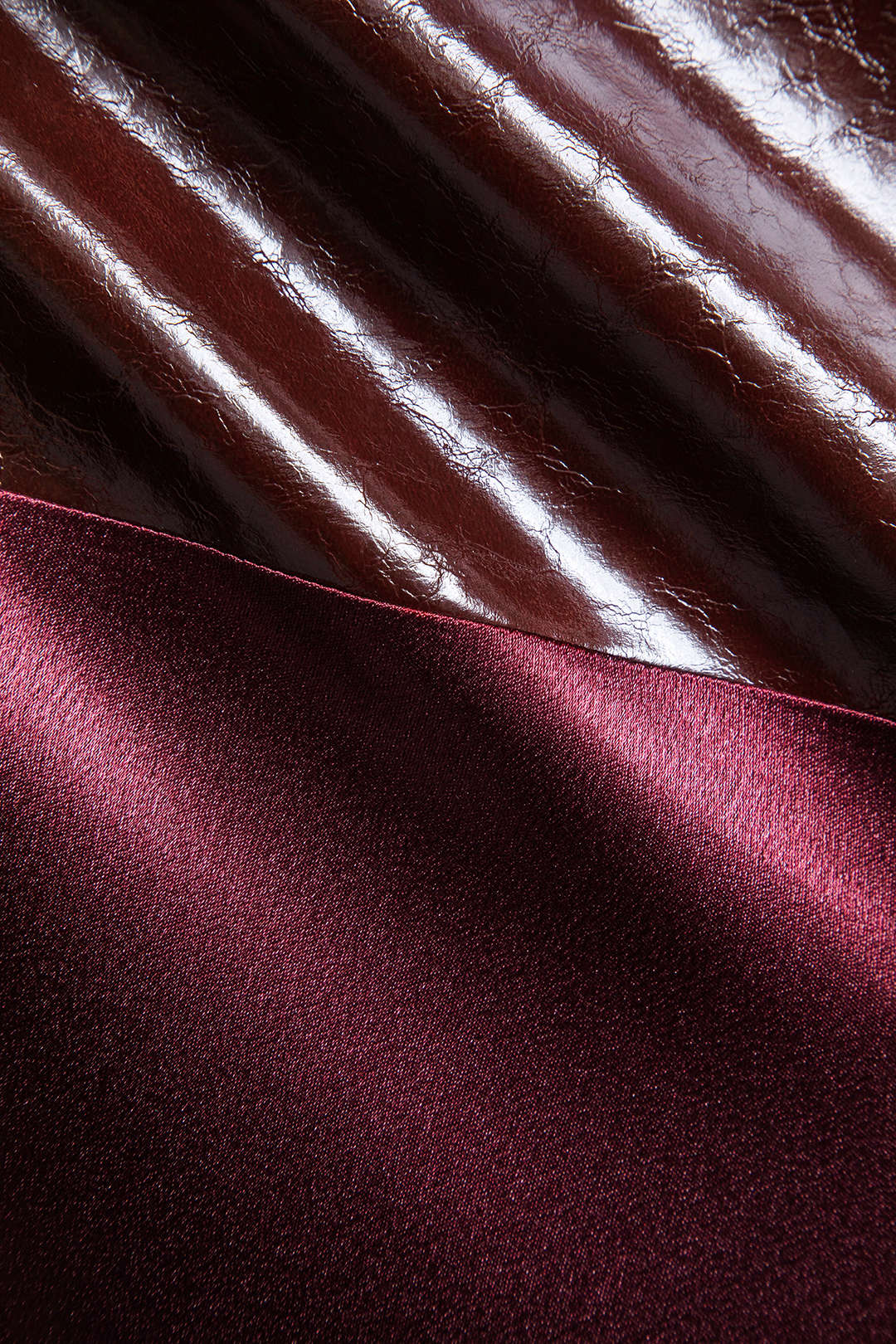 חצאית אסימטרית דמוית עור מבד סאטן עם טלאים 