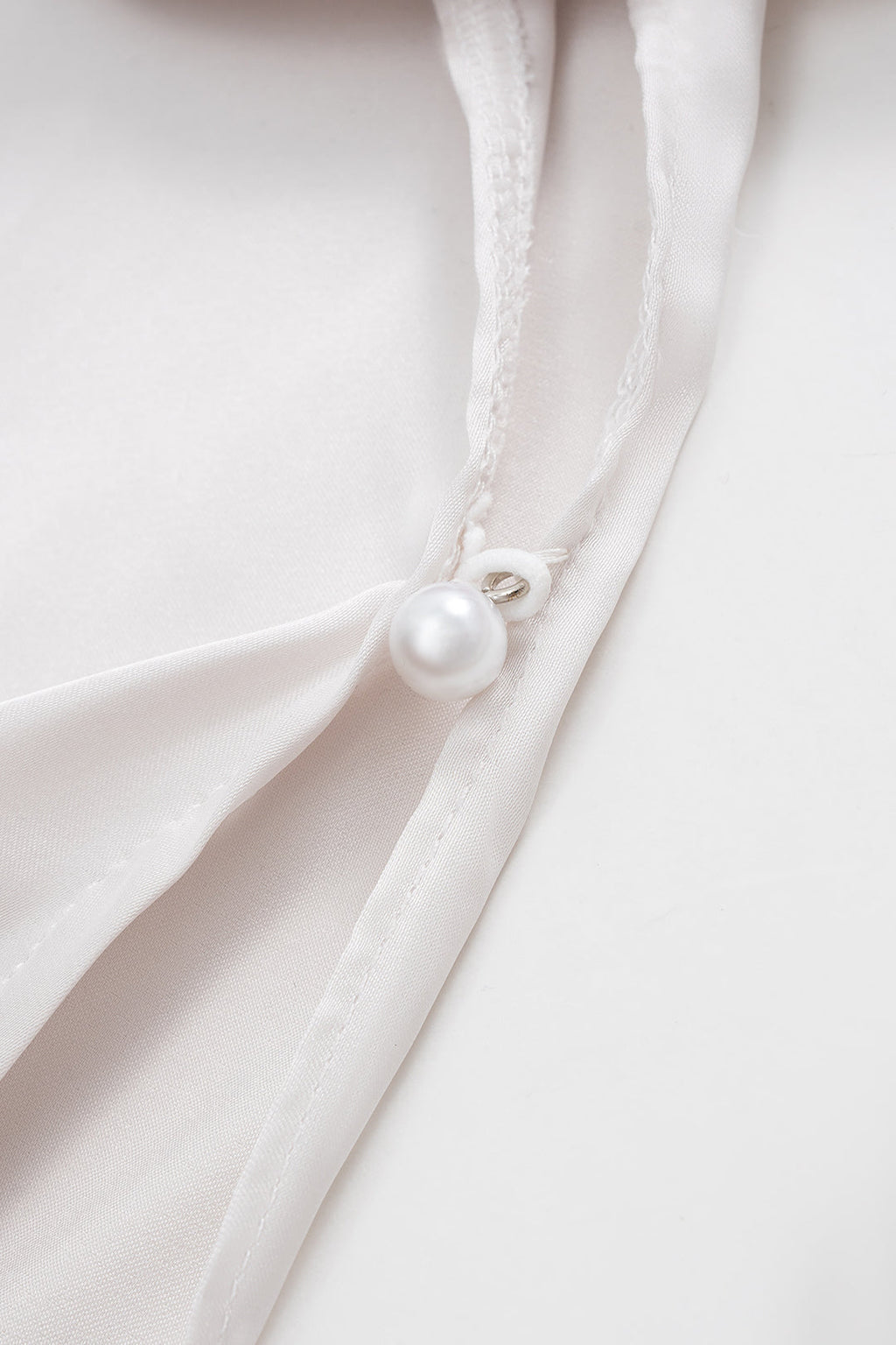 חולצת סאטן עם קשירה וצווארון קפלים ושרוולים ארוכים 