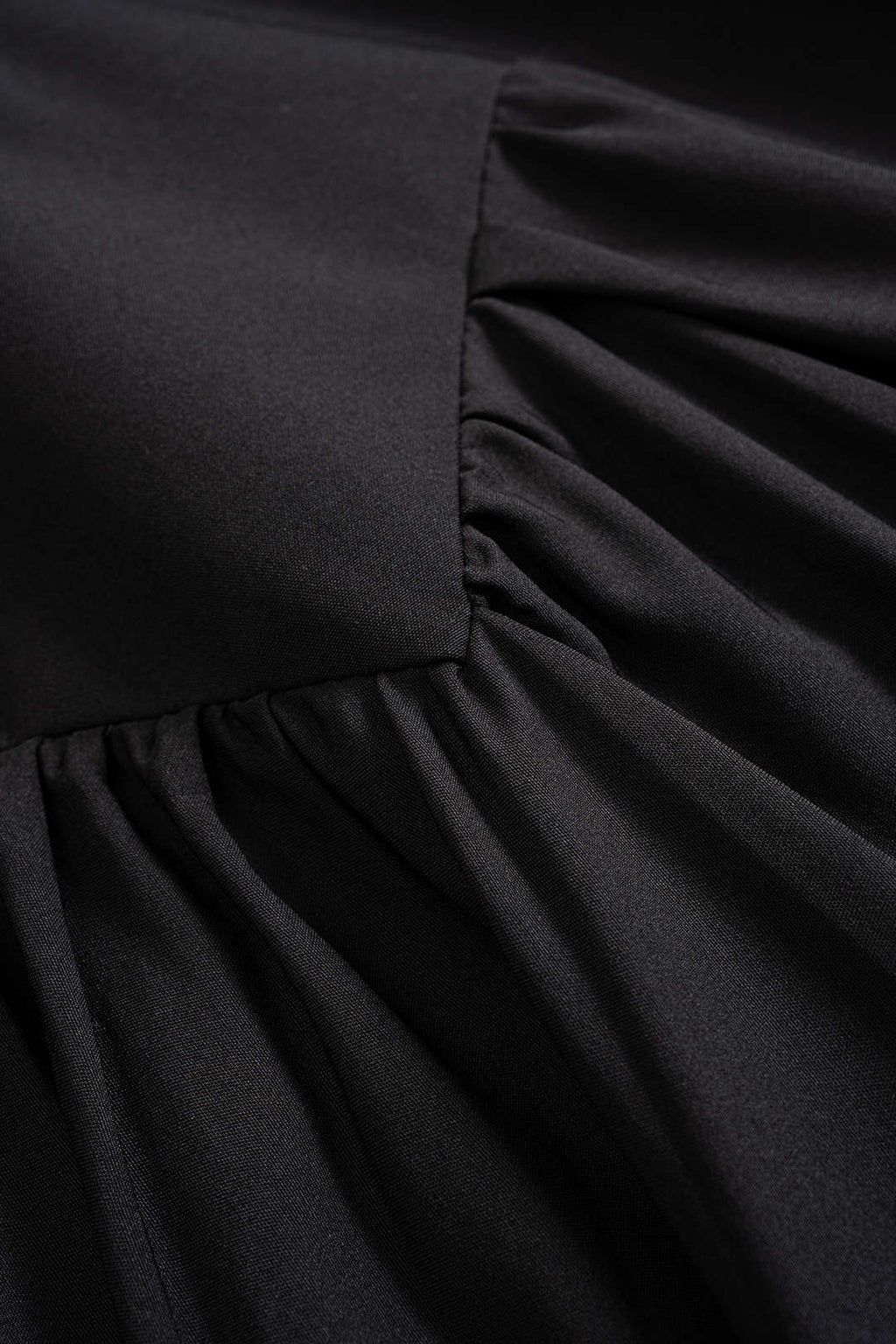 חצאית נפוחה עם מותן גבוה וקשירה 